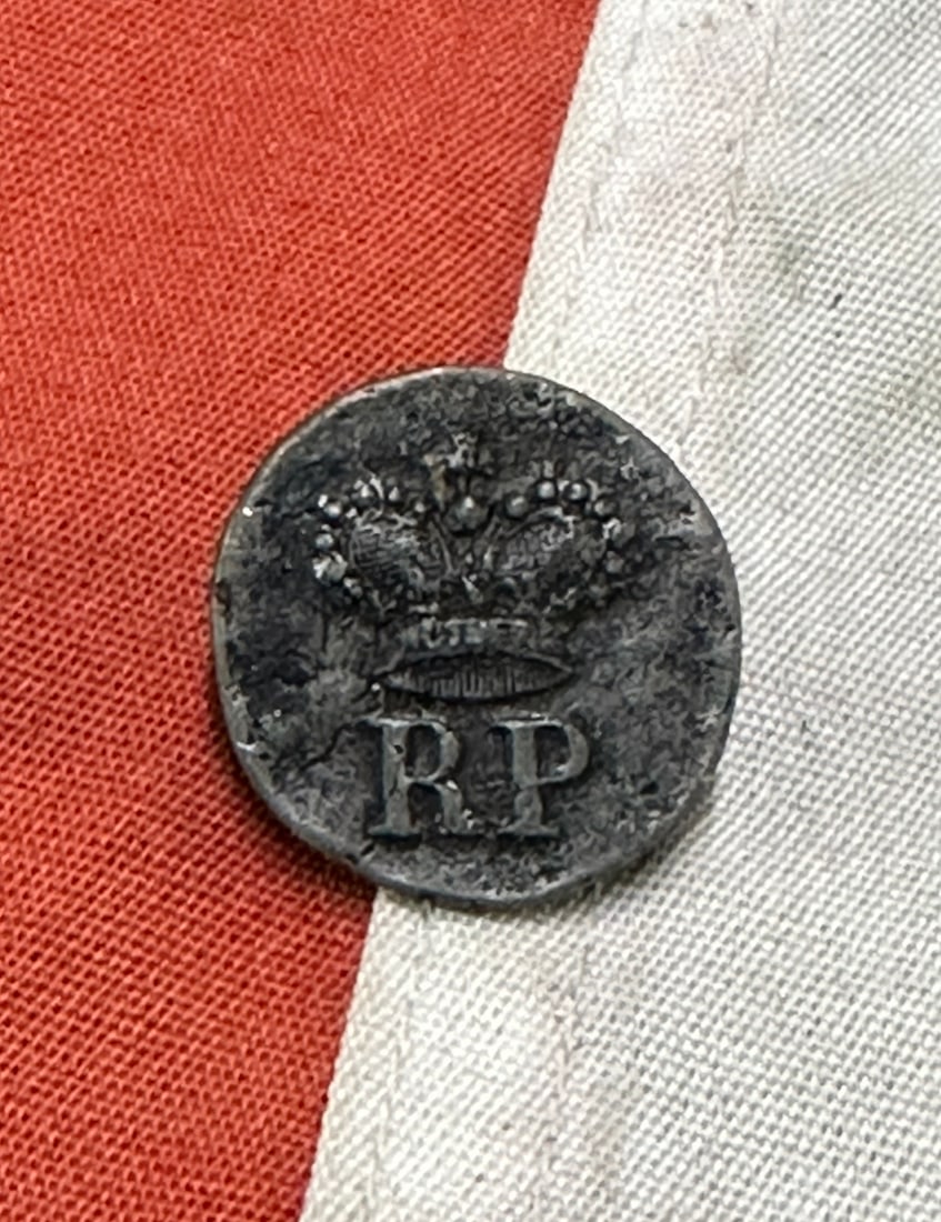 REVOLUTIONARY WAR LOYALIST ROYAL PROVINCIAL BUTTON C. 1780 PEWTER BUTTON: REVOLUTIONARY WAR LOYALIST ROYAL PROVINCIAL BUTTON C. 1780 PEWTER BUTTON. A VERY RARE FIND. IT IS IN MINT OVERALL SHAPE AND CONDITION WITH A BEAUTIFUL OVERALL PATINA. HAS A GREAT LOOK TO IT WITH AN EX