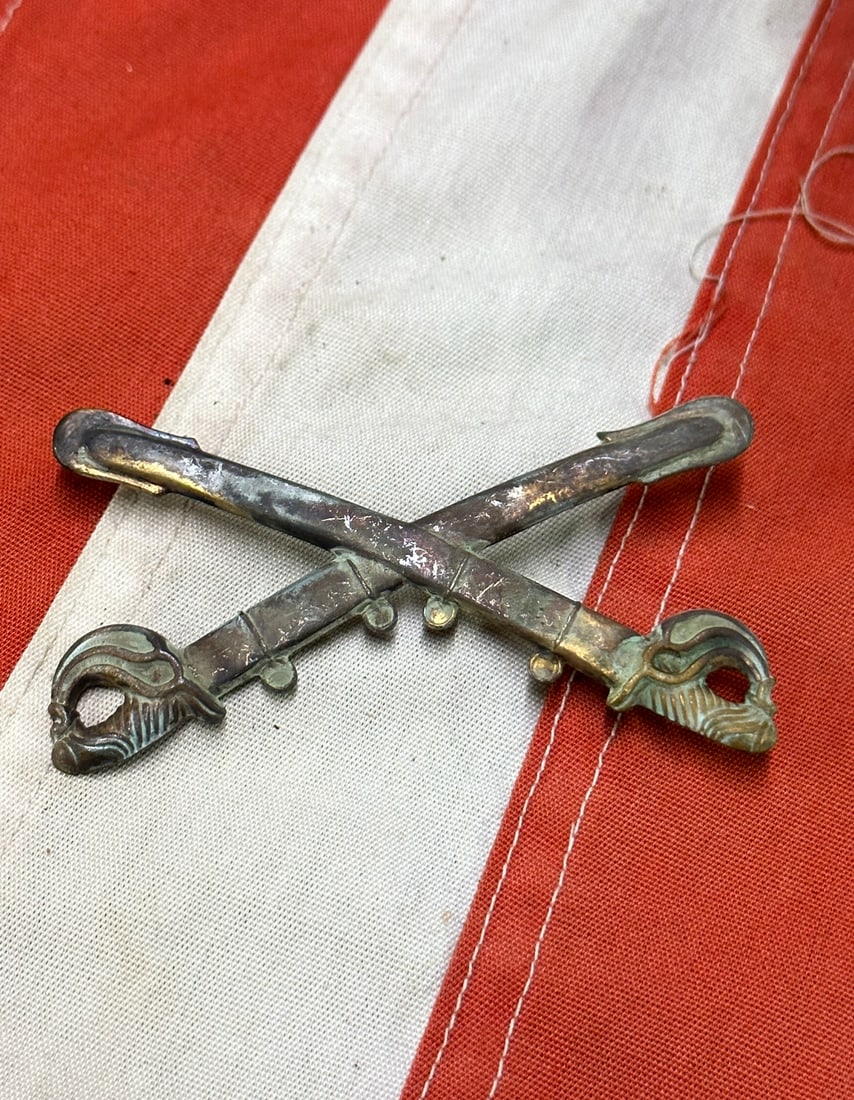 RARE CIVIL WAR CROSSED SABERS CAVALRY HEADGEAR BADGE INSIGNIA: RARE CIVIL WAR CROSSED SABERS CAVALRY HEADGEAR BADGE INSIGNIA. A VERY RARE FIND. IT IS IN MINT OVERALL SHAPE AND CONDITION WITH A BEAUTIFUL OVERALL PATINA. HAS A GREAT LOOK TO IT WITH AN EXCELLENT OVE
