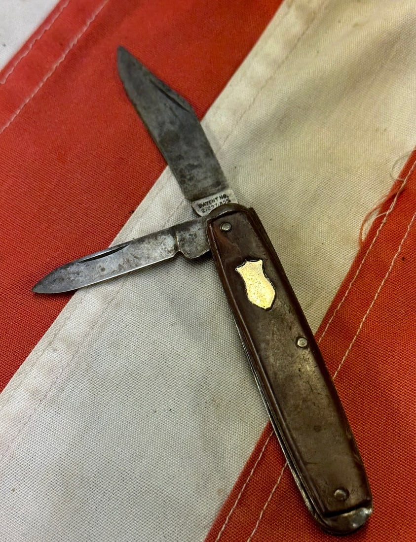 RARE CIVIL WAR OFFICER POCKET KNIFE WITH EBONY WOOD HANDLES SHIELD EMBOSSED: RARE CIVIL WAR OFFICER POCKET KNIFE WITH EBONY WOOD HANDLES SHIELD EMBOSSED. A RARE FIND. IT IS IN MINT OVERALL SHAPE AND CONDITION WITH A BEAUTIFUL OVERALL PATINA. SHOWS GOOD WEAR AND USE. A VERY RAR