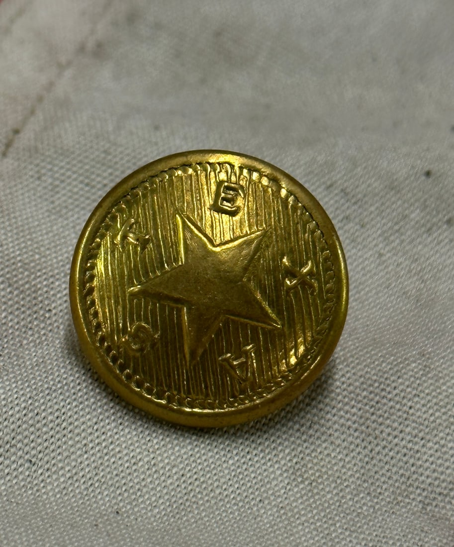RARE CIVIL WAR CONFEDERATE CSA TEXAS STAR COAT BUTTON: RARE CIVIL WAR CONFEDERATE CSA TEXAS STAR COAT BUTTON. A VERY RARE FIND. IT IS IN MINT OVERALL SHAPE AND CONDITION WITH A BEAUTIFUL OVERALL PATINA. HAS A GREAT LOOK TO IT WITH AN EXCELLENT OVERALL EYE