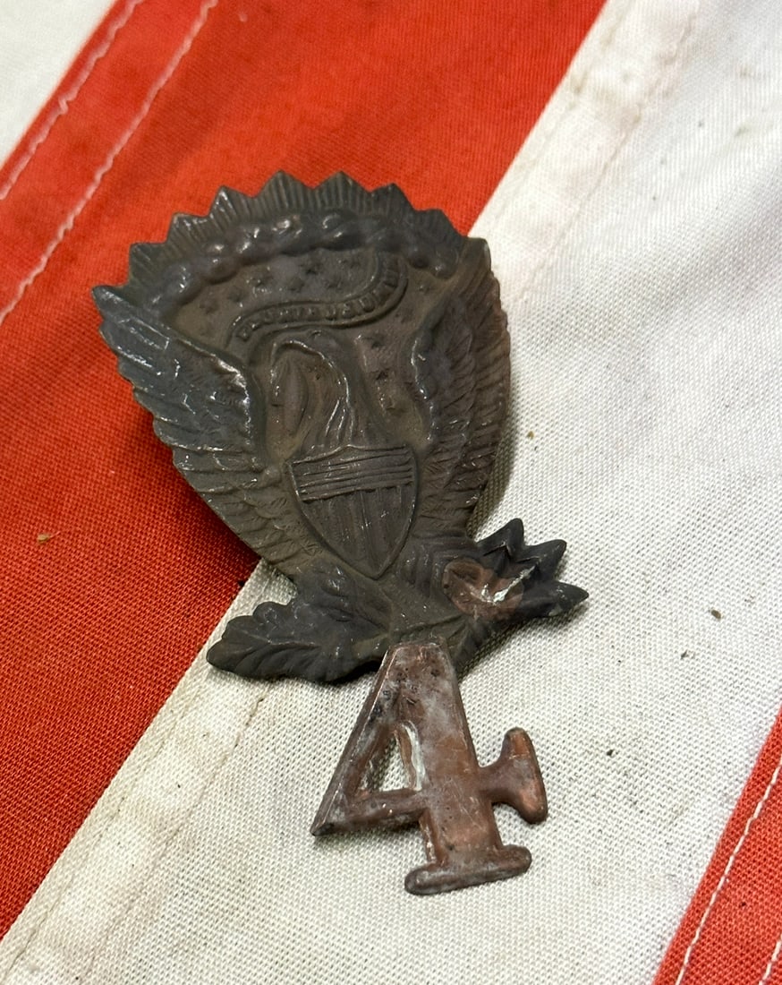 CIVIL WAR JEFF DAVIS HARDEE HAT SIDE EAGLE 4TH DIVISION: CIVIL WAR JEFF DAVIS HARDEE HAT SIDE EAGLE 4TH DIVISION. A VERY RARE FIND. IT IS IN MINT OVERALL SHAPE AND CONDITION WITH A BEAUTIFUL OVERALL PATINA. HAS A GREAT LOOK TO IT WITH AN EXCELLENT OVERALL E