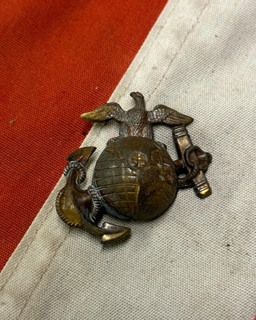 RARE INDIAN WARS USMC 1897 HEADGEAR BADGE INSIGNIA: RARE INDIAN WARS USMC 1897 HEADGEAR BADGE INSIGNIA. A RARE FIND. IT IS IN MINT OVERALL SHAPE AND CONDITION WITH A BEAUTIFUL OVERALL PATINA. SHOWS GOOD WEAR AND USE. A VERY RARE FIND.