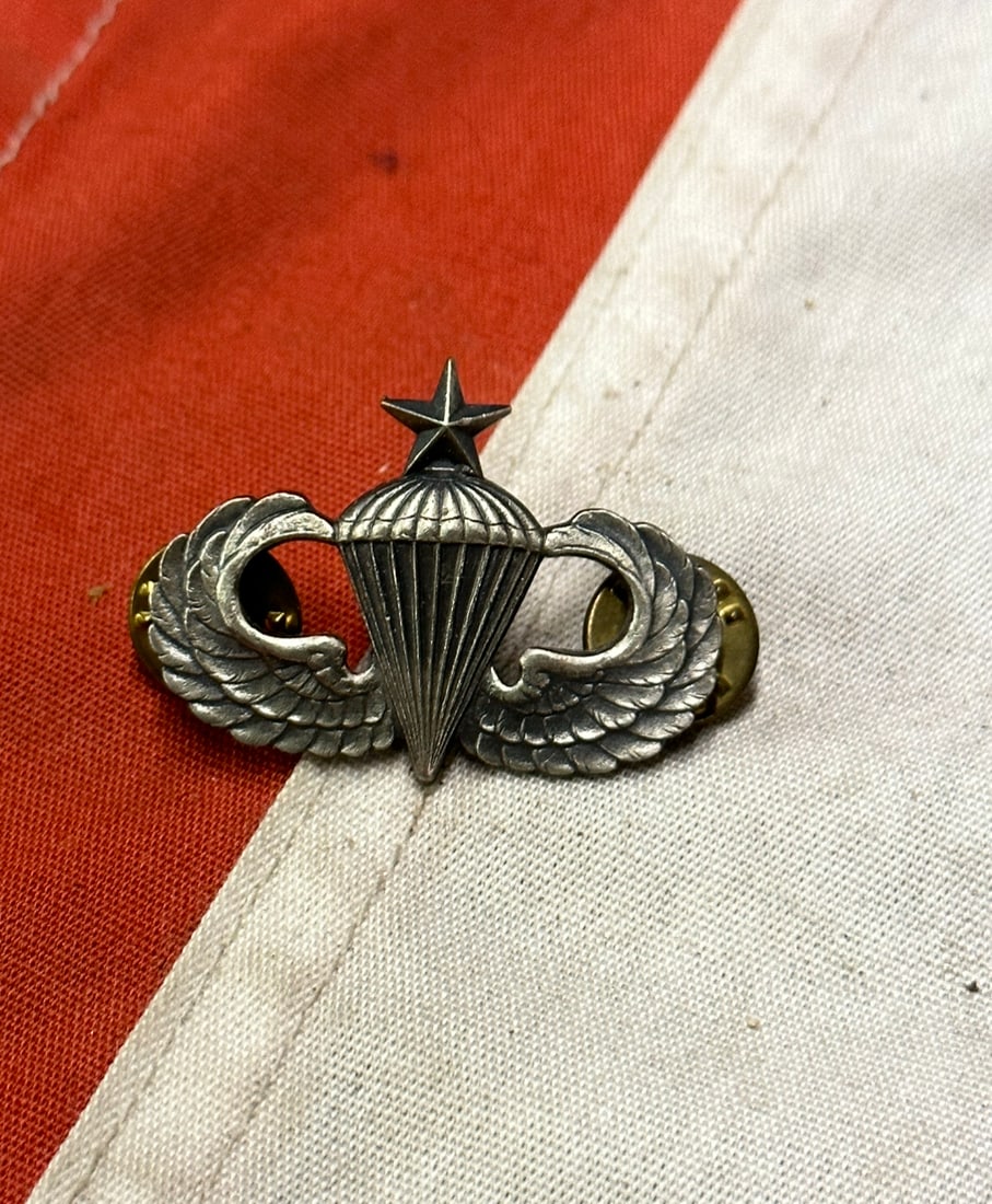 WW2 U.S. ARMY PARACHUTIST AIRBORNE WINGS BADGE: WW2 U.S. ARMY PARACHUTIST AIRBORNE WINGS BADGE. IT IS IN MINT OVERALL SHAPE AND CONDITION WITH A BEAUTIFUL OVERALL PATINA. SHOWS GOOD WEAR AND USE. A VERY RARE FIND.