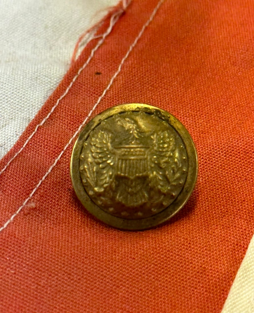 ULTRA RARE CIVIL WAR CONFEDERATE CSA EAGLE WITH STARS BUTTONS BY HORSTMANN: ULTRA RARE CIVIL WAR CONFEDERATE CSA EAGLE WITH STARS BUTTONS BY HORSTMANN. A VERY RARE FIND. IT IS IN MINT OVERALL SHAPE AND CONDITION WITH A BEAUTIFUL OVERALL PATINA. HAS A GREAT LOOK TO IT WITH AN 