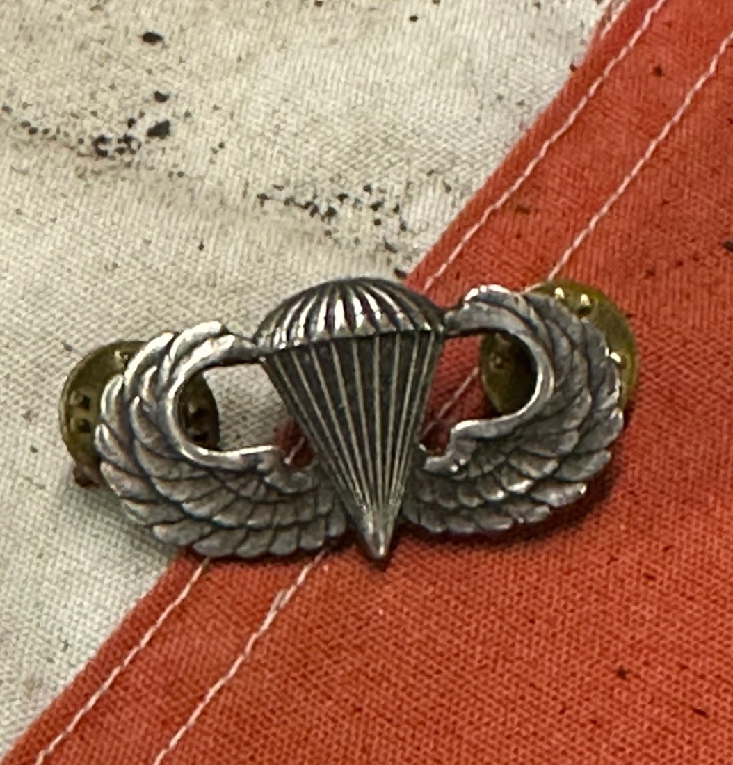 MARKED G.I. WW2 US AIRBORNE PARATROOPER SENIOR JUMER WINGS BADGE: MARKED G.I. WW2 US AIRBORNE PARATROOPER SENIOR JUMER WINGS BADGE. A VERY RARE FIND. IT IS IN MINT OVERALL SHAPE AND CONDITION WITH A BEAUTIFUL OVERALL PATINA. HAS A GREAT LOOK TO IT WITH AN EXCELLENT 