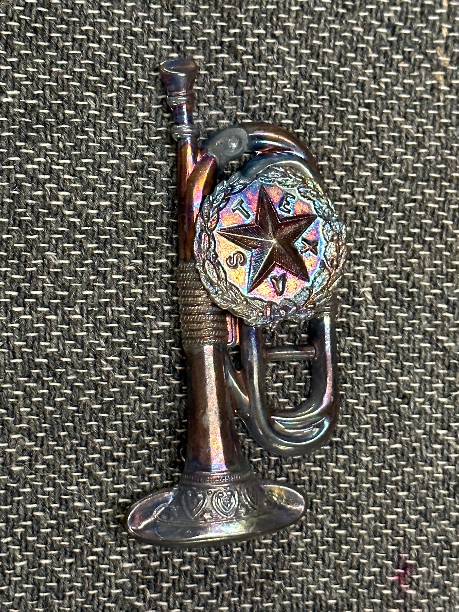 CIVIL WAR CONFEDERATE CSA TEXAS RIFLEMAN HEADGEAR BADGE INSIGNIA: CIVIL WAR CONFEDERATE CSA TEXAS RIFLEMAN HEADGEAR BADGE INSIGNIA. A VERY RARE FIND THAT IS IN MINT OVERALL SHAPE AND CONDITION WITH A BEAUTIFUL OVERALL PATINA. HAS A GREAT LOOK TO IT WITH AN EXCELLENT