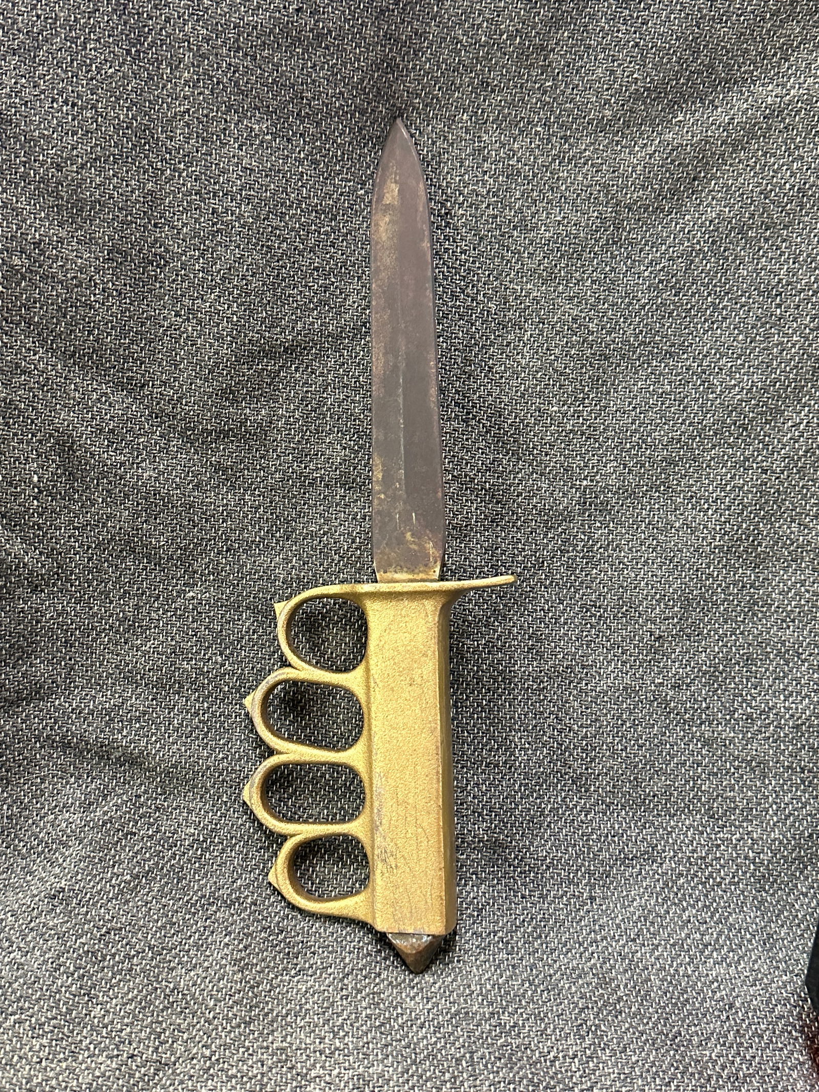 RARE WW1 U.S. 1918 KNUCKLE DUSTER TRENCH KNIFE DAGGER: RARE WORLD WAR 1 WW1 U.S. 1918 KNUCKLE DUSTER TRENCH KNIFE DAGGER. A VERY RARE FIND THAT IS IN MINT OVERALL SHAPE AND CONDITION WITH A BEAUTIFUL OVERALL PATINA. HAS A GREAT LOOK TO IT WITH AN EXCELLEN
