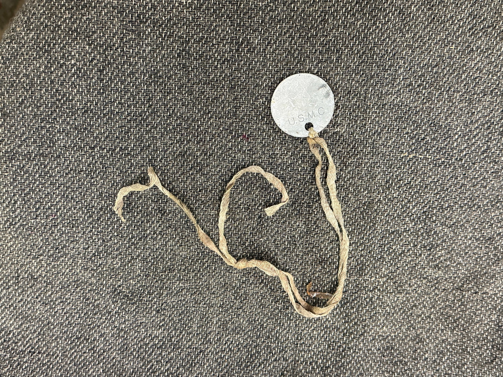 WW2 U.S. USMC MARINE CORPS SOLDIER'S DOG TAG ID: WW2 U.S. USMC MARINE CORPS SOLDIER'S DOG TAG ID. A VERY RARE FIND THAT IS IN MINT OVERALL SHAPE AND CONDITION WITH A BEAUTIFUL OVERALL PATINA. HAS A GREAT LOOK TO IT WITH AN EXCELLENT OVERALL EYE APPE