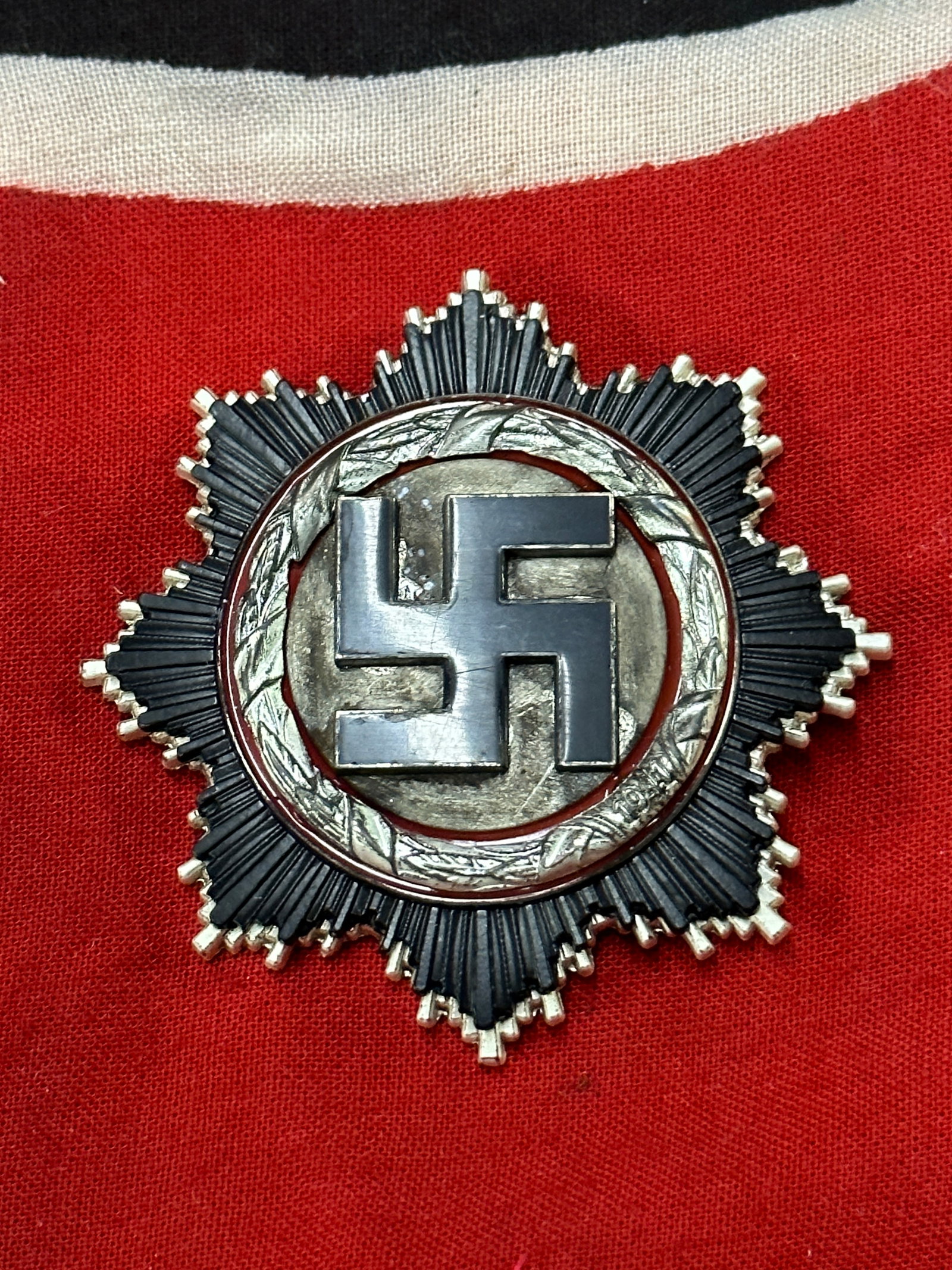 WWII GERMAN THIRD REICH GERMAN CROSS IN GOLD MARKED 1: WWII GERMAN THIRD REICH GERMAN CROSS IN GOLD MARKED 1. SHOWS GOOD WEAR AND USE WITH A BEAUTIFUL OVERALL PATINA. PLEASE VIEW ALL DETAILED PICTURES. A WELL MADE ANTIQUE GERMAN ARTIFACT.