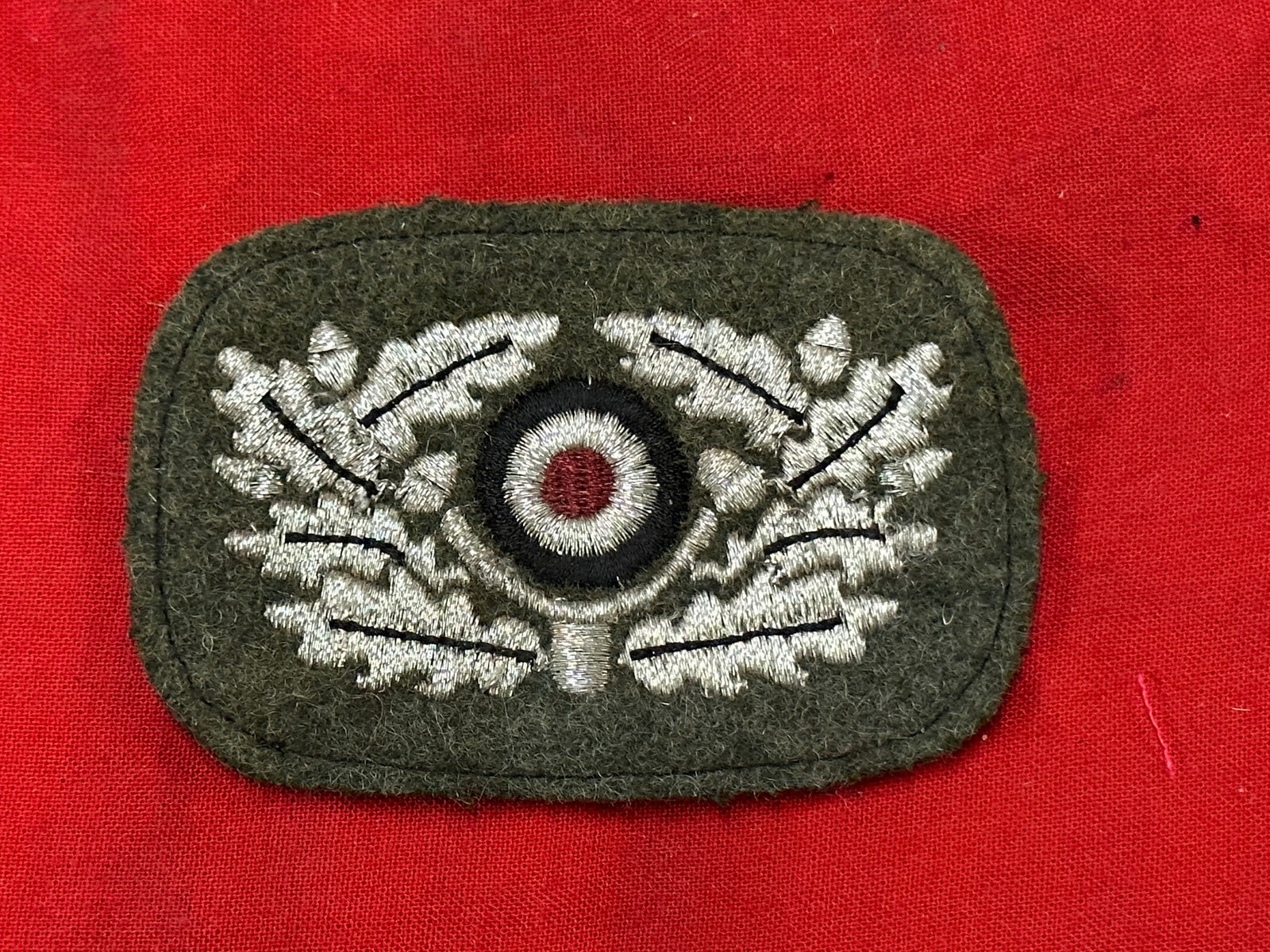 WW2 GERMAN BEVO WREATH AND COCKADE BADGE INSIGNIA: WW2 GERMAN BEVO WREATH AND COCKADE BADGE INSIGNIA. A RARE FIND. SHOWS GOOD WEAR AND USE WITH A BEAUTIFUL OVERALL PATINA. PLEASE VIEW ALL DETAILED PICTURES. A WELL MADE ANTIQUE GERMAN ARTIFACT.