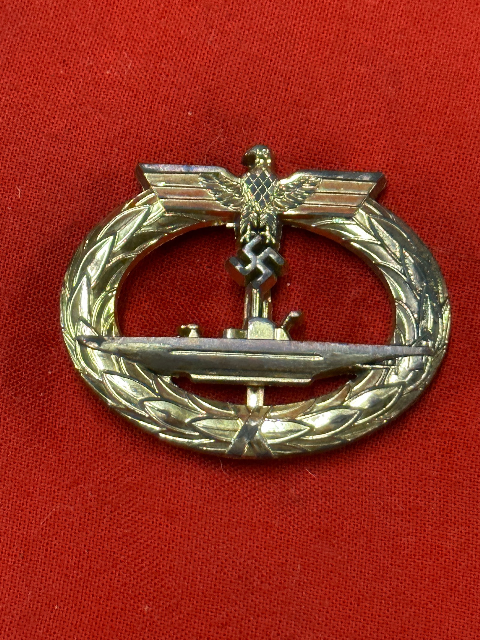 WW2 GERMAN KRIEGSMARINE U-BOAT CREW BADGE BY SCHWERIN BERLIN 68: WW2 GERMAN KRIEGSMARINE U-BOAT CREW BADGE BY SCHWERIN BERLIN 68. A RARE EXAMPLE. SHOWS GOOD WEAR AND USE WITH A BEAUTIFUL OVERALL PATINA. PLEASE VIEW ALL DETAILED PICTURES. A VERY SCARCE EXAMPLE.