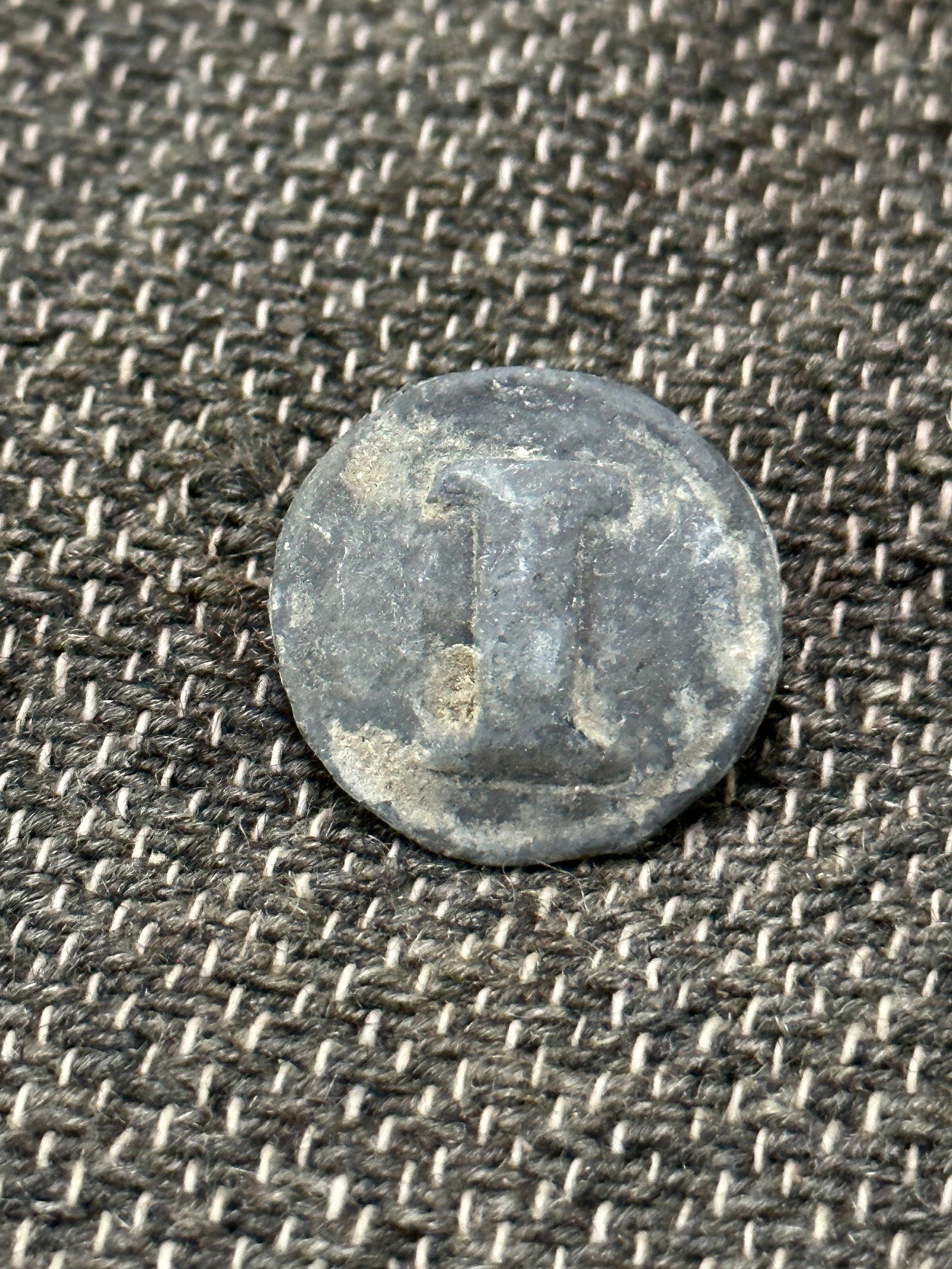 CIVIL WAR CONFEDERATE INFANTRY "I" PEWTER RECOVERED BUTTON: CIVIL WAR CONFEDERATE INFANTRY "I" PEWTER RECOVERED BUTTON. A RARE FIND. IT IS IN MINT OVERALL SHAPE AND CONDITION WITH A BEAUTIFUL OVERALL PATINA. HAS A GREAT LOOK TO IT WITH AN EXCELLENT OVERALL EYE