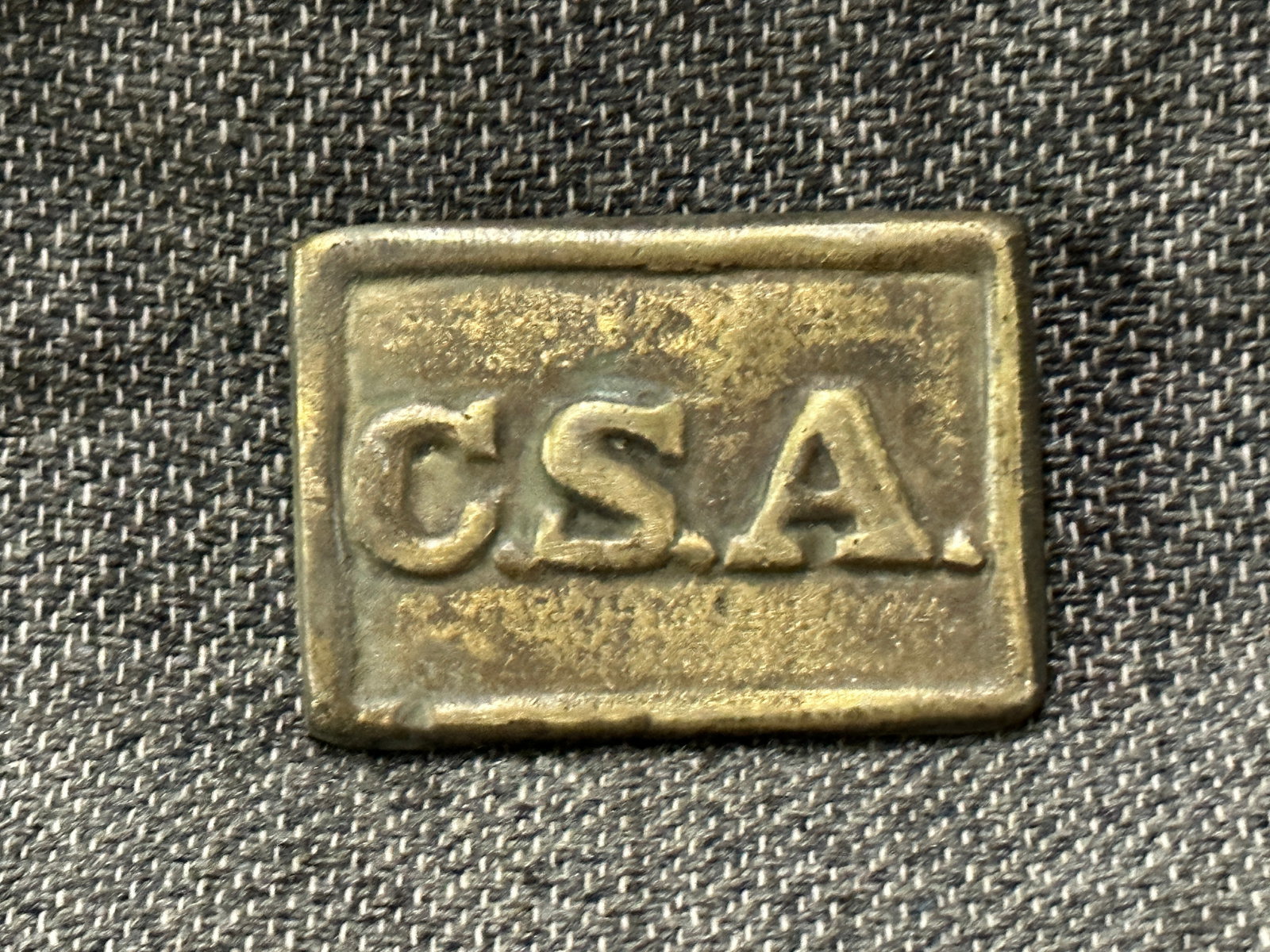 CIVIL WAR CONFEDERATE CSA WITH PUPPY PAW ATLANTA ARSENAL BUCKLE PLATE: CIVIL WAR CONFEDERATE CSA WITH PUPPY PAW ATLANTA ARSENAL BUCKLE PLATE. A RARE FIND. IT IS IN MINT OVERALL SHAPE AND CONDITION WITH A BEAUTIFUL OVERALL PATINA. HAS A GREAT LOOK TO IT WITH AN EXCELLENT 