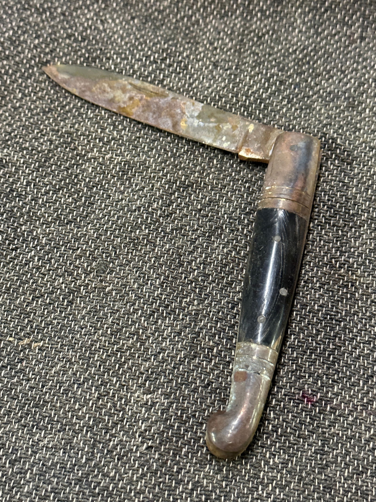 RARE REVOLUTIONARY WAR OFFICER POCKET KNIFE WITH EBONY WOOD HANDLES: RARE REVOLUTIONARY WAR OFFICER POCKET KNIFE WITH EBONY WOOD HANDLES. A RARE FIND. IT IS IN MINT OVERALL SHAPE AND CONDITION WITH A BEAUTIFUL OVERALL PATINA. HAS A GREAT LOOK TO IT WITH AN EXCELLENT OV