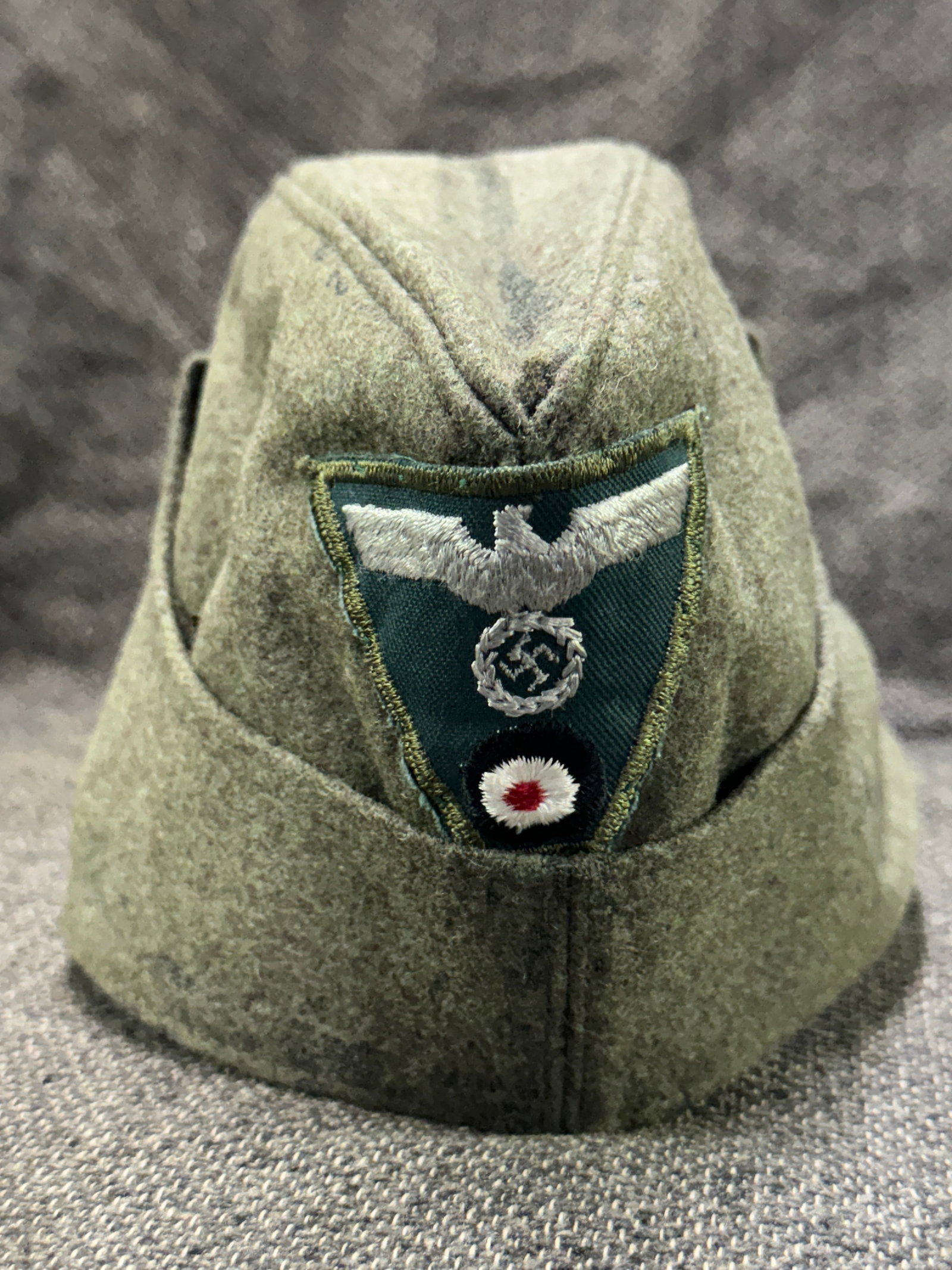 SCRACE WW2 GERMAN HEER ARMY OFFICER FIELD SIDE CAP: SCRACE WW2 GERMAN HEER ARMY OFFICER FIELD SIDE CAP. A VERY RARE EXAMPLE THAT IS IN MINT OVERALL SHAPE AND CONDITION WITH A BEAUTIFUL OVERALL PATINA. SHOWS GOOD WEAR AND FIELD USE. PLEASE VIEW ALL DETA