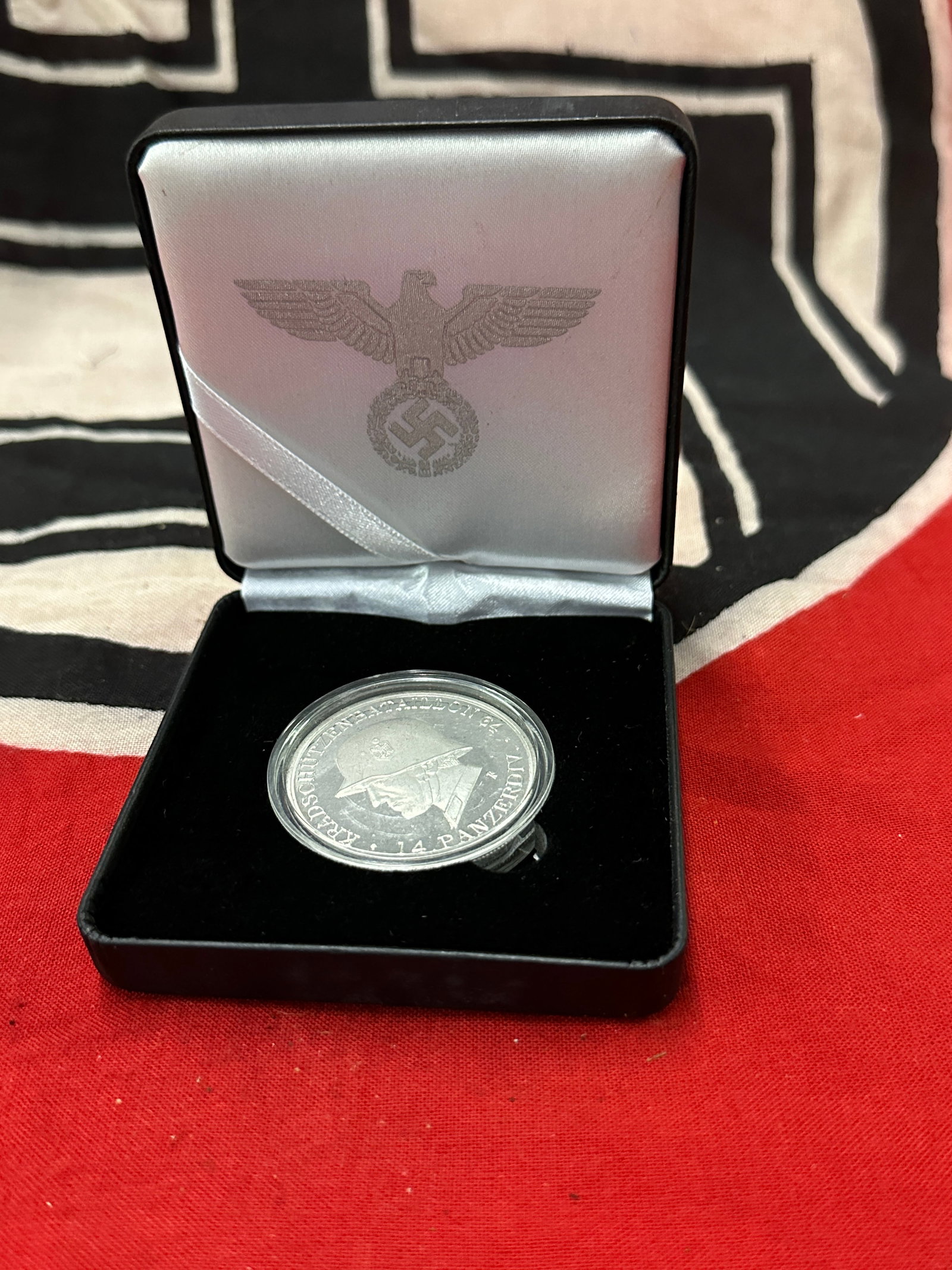 SCARCE WW2 GERMAN PANZER DIVISION MEDAL IN ORIGINAL BOX: SCARCE WW2 GERMAN PANZER DIVISION MEDAL IN ORIGINAL BOX.
