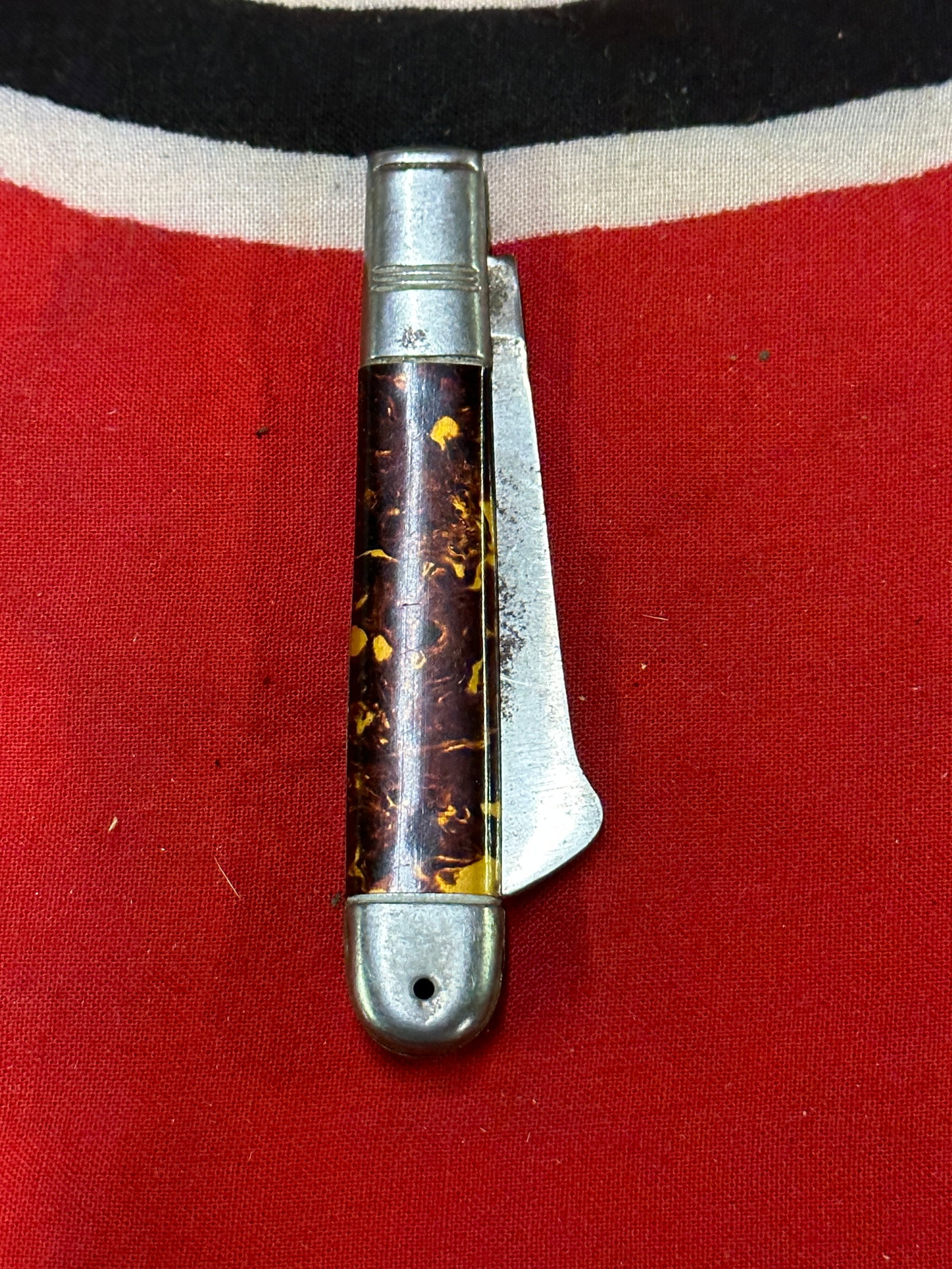 RARE WW2 GERMAN OFFICER POCKET KNIFE: RARE WW2 GERMAN OFFICER POCKET KNIFE. A BEAUTIFUL POCKET KNIFE THAT IS IN MINT OVERALL SHAPE AND CONDITION WITH A BEAUTIFUL OVERALL PATINA. PLEASE VIEW ALL DETAILED PICTURES. A SCARCE FIND.