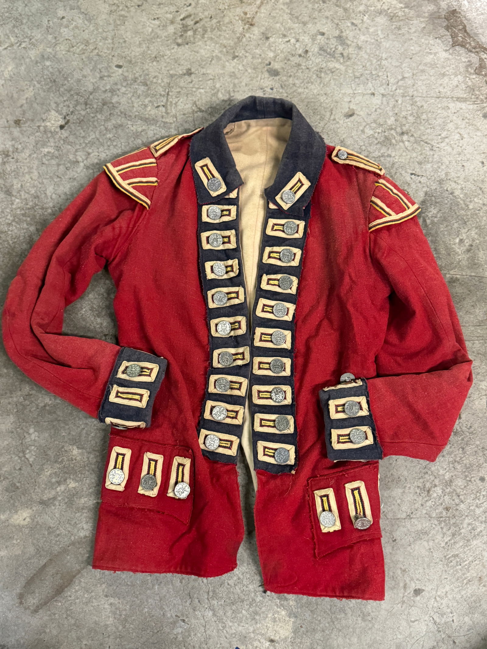 RARE REVOLUTIONARY WAR OFFICER TUNIC JACKET FROM 23RD BRITISH REGIMENT: RARE REVOLUTIONARY WAR OFFICER TUNIC JACKET FROM 23RD BRITISH REGIMENT. A VERY RARE FIND. SHOWS GOOD WEAR AND USE WITH A BEAUTIFUL OVERALL PATINA. HAS ALL MATCHING 23RD PEWTER BRITISH BUTTONS. THIS CO