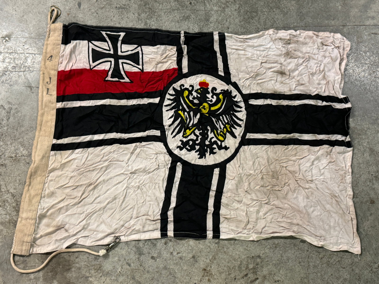 RARE WW1 IMPERIAL GERMAN ARMY BATTLE FLAG MARKED 4 JL: RARE WW1 IMPERIAL GERMAN ARMY BATTLE FLAG MARKED 4 JL. A VERY RARE FIND. SHOWS GOOD WEAR AND USE WITH A BEAUTIFUL OVERALL PATINA. MAKER MARKED ON THE SIDE. VERY RARE EXAMPLE. PLEASE VIEW ALL DETAILED 