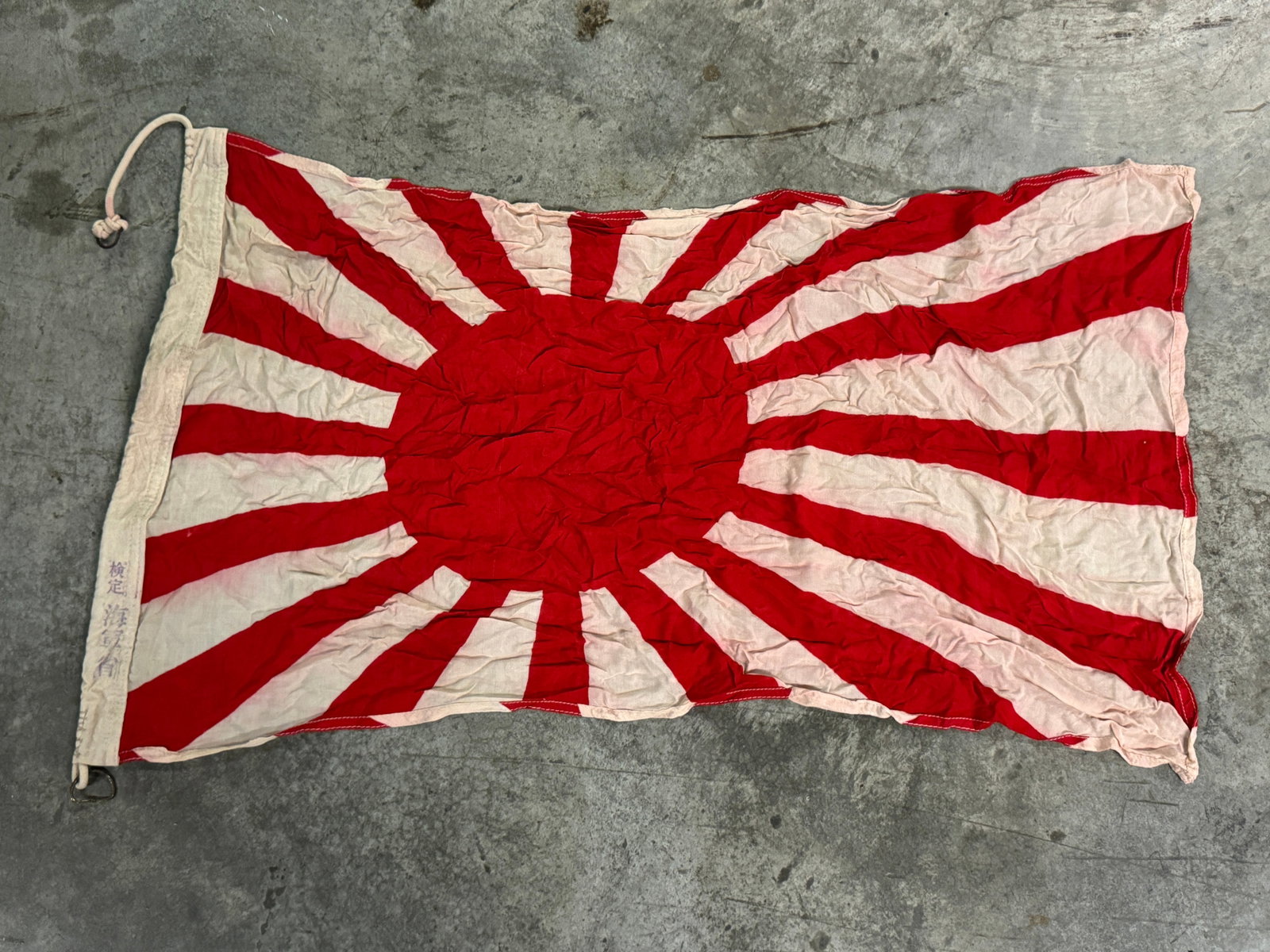 SIGNED WW2 IMPERIAL JAPANESE RISING SUN FLAG: SIGNED WW2 IMPERIAL JAPANESE RISING SUN FLAG. AN ULTRA RARE FIND THAT IS IN MINT OVERALL SHAPE AND CONDITION WITH A BEAUTIFUL OVERALL PATINA. SHOWS GOOD WEAR AND USE. PLEASE VIEW ALL DETAILED PICTURES