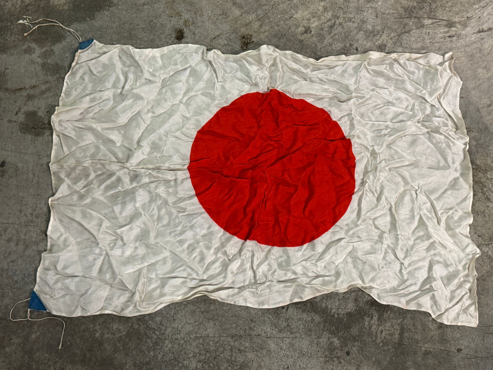 SCARCE WW2 JAPANESE SILK FLAG BANNER: SCARCE WW2 JAPANESE SILK FLAG BANNER. AN ULTRA RARE FIND THAT IS IN MINT OVERALL SHAPE AND CONDITION WITH A BEAUTIFUL OVERALL PATINA. SHOWS GOOD WEAR AND USE. A SCARCE EXAMPLE.