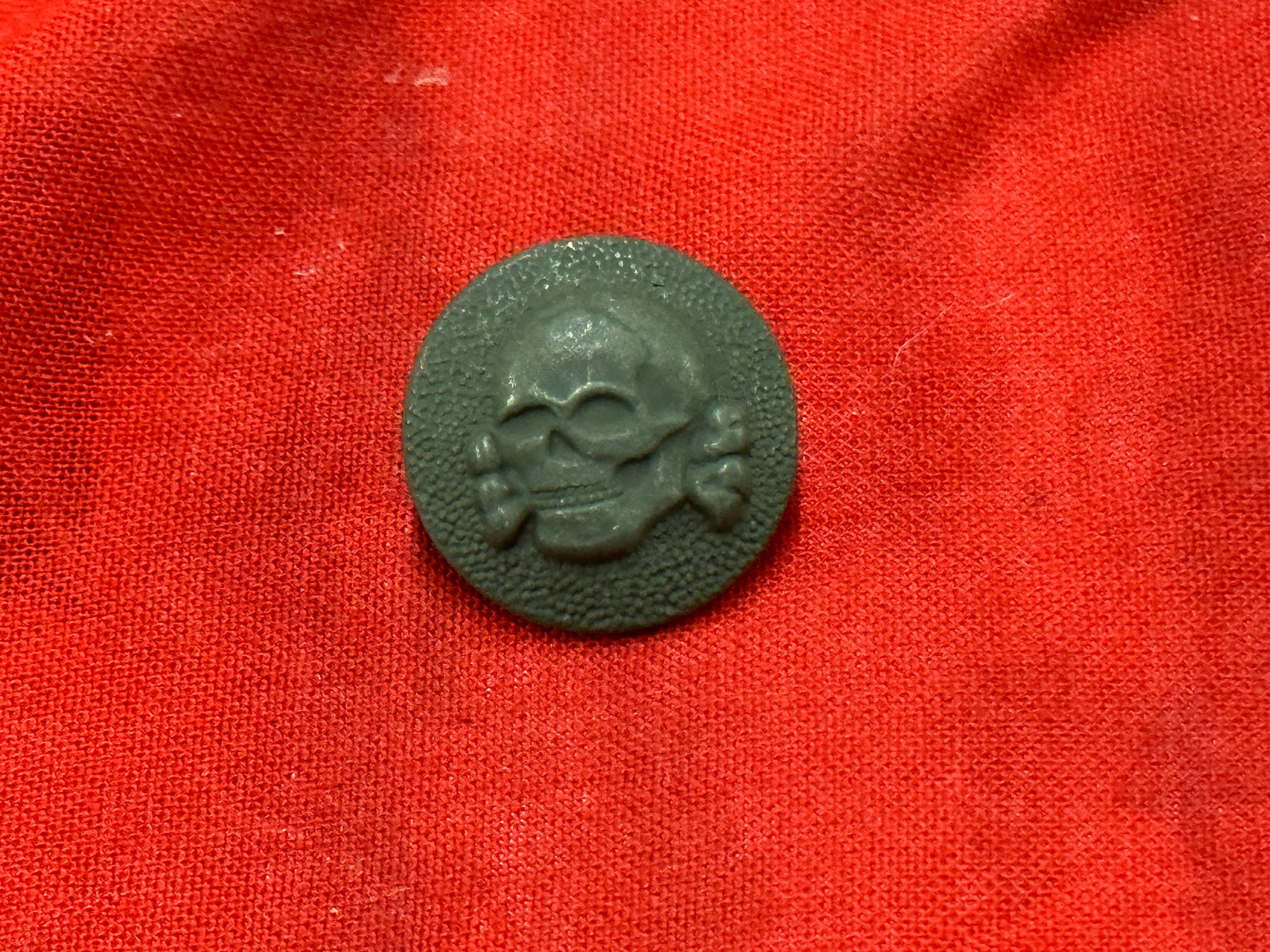 SCARCE WW2 GERMAN TOTENKOPF SS SKULL BUTTON MARKED RZM SS 1194/40: SCARCE WW2 GERMAN TOTENKOPF SS SKULL BUTTON MARKED RZM SS 1194/40. A VERY RARE EXAMPLE. SHOWS GOOD WEAR AND USE WITH A BEAUTIFUL OVERALL PATINA. MAKER MARKED ON THE REVERSE. PLEASE VIEW ALL DETAILED P