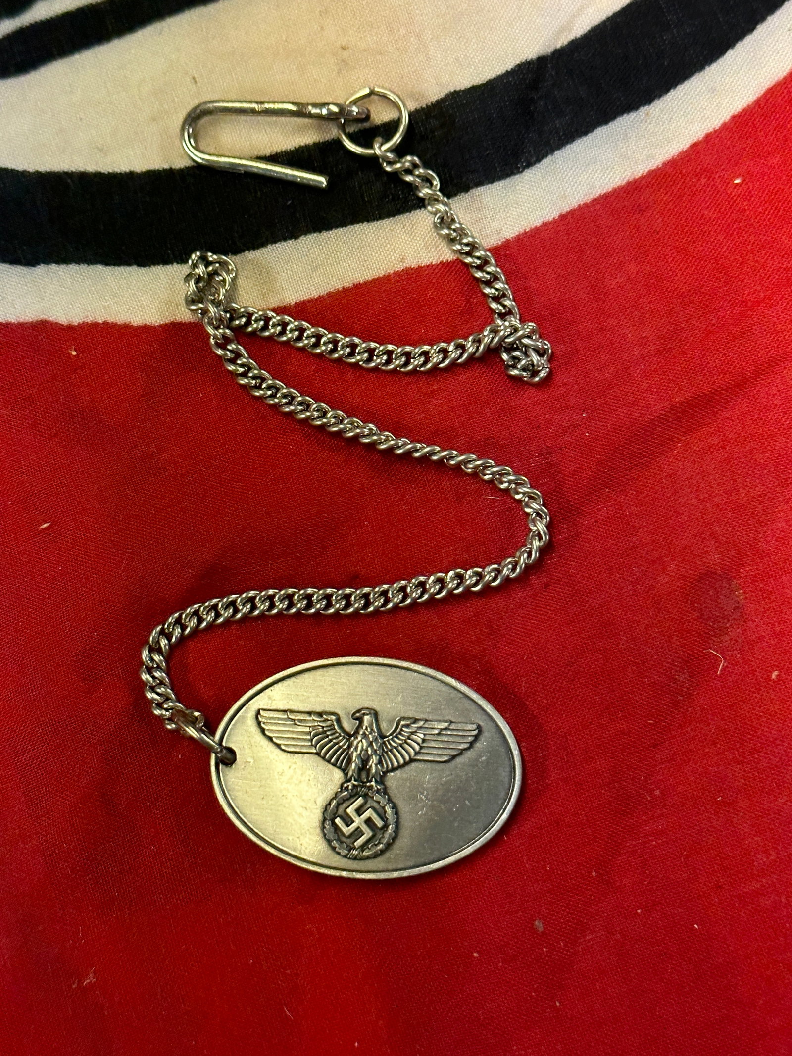 WW2 German Geheime Staatspolizei warrant disc with chain: WW2 German Geheime Staatspolizei warrant disc with chain. Identification disc of the Geheime Staatspolizei (Gestapo) or Secret State Police. The die struck disc features details to the eagle and lette