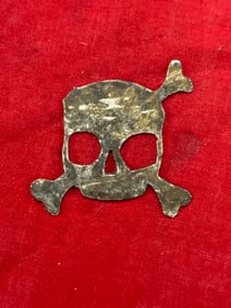 WW2 GERMAN ELITE SKULL WITH BONES CROSSBONES HAT BADGE