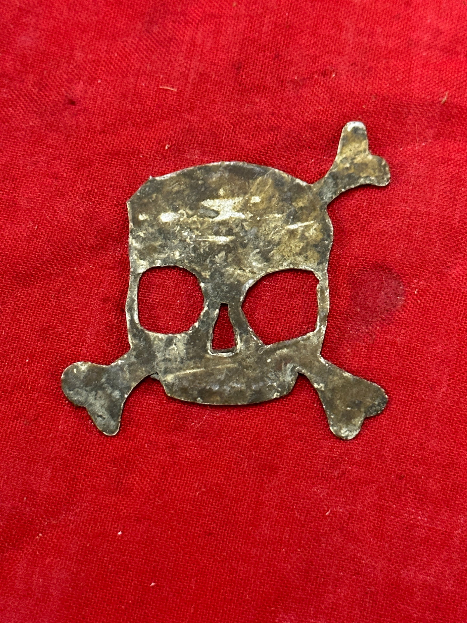 WW2 GERMAN ELITE SKULL WITH BONES CROSSBONES HAT BADGE: WW2 GERMAN ELITE SKULL WITH BONES CROSSBONES HAT BADGE. A VERY RARE EXAMPLE. SHOWS GOOD WEAR AND USE WITH A BEAUTIFUL OVERALL PATINA. PLEASE VIEW ALL DETAILED PICTURES. A RARE EXAMPLE.