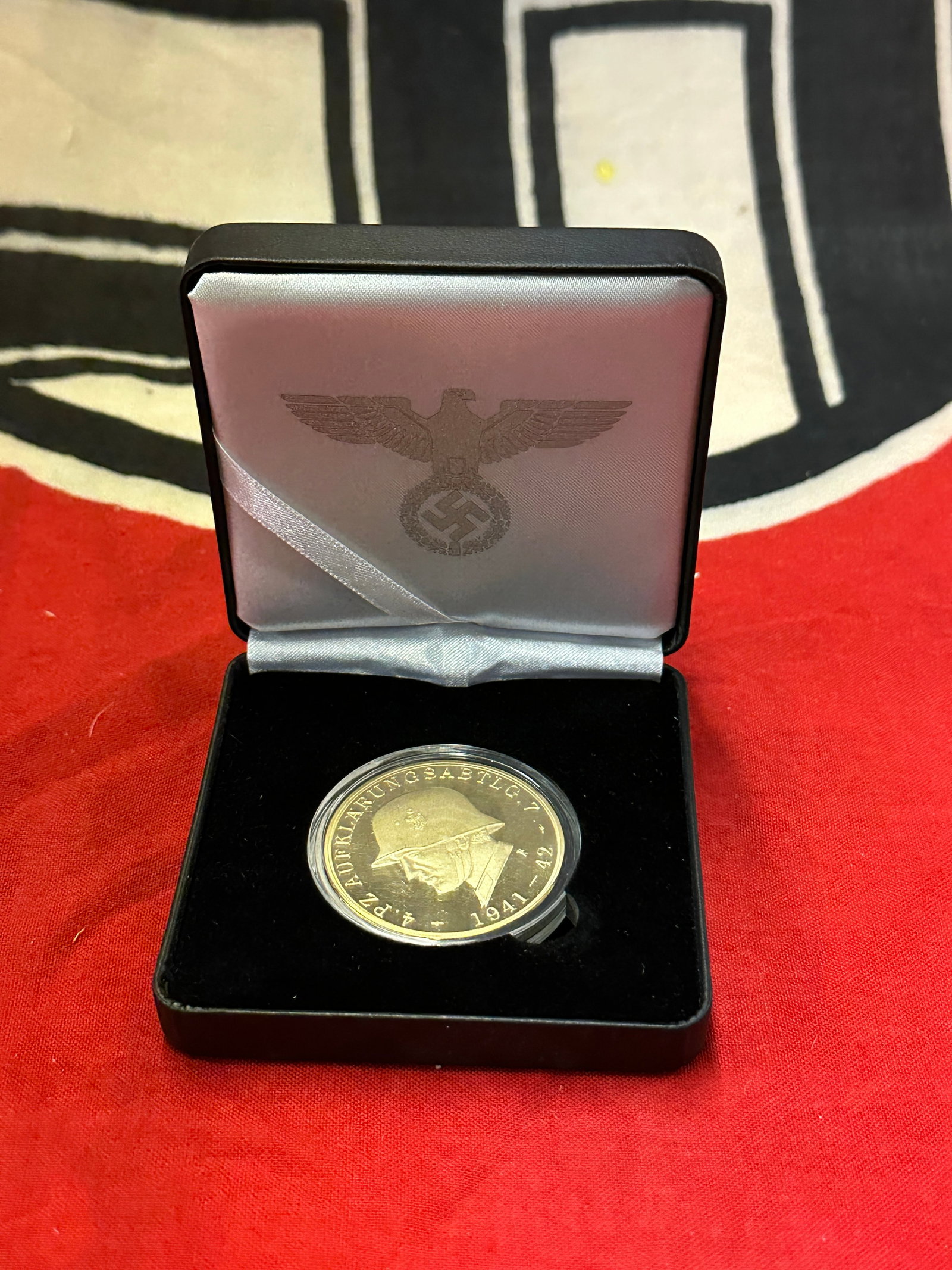 RARE WW2 GERMAN 18K G.P. PANZER MEDAL IN ORIG. BOX: RARE WW2 GERMAN 18K G.P. PANZER MEDAL IN ORIG. BOX. A RARE EXAMPLE. SHOWS GOOD WEAR AND USE WITH A BEAUTIFUL OVERALL PATINA. PLEASE VIEW ALL DETAILED PICTURES. A RARE EXAMPLE.