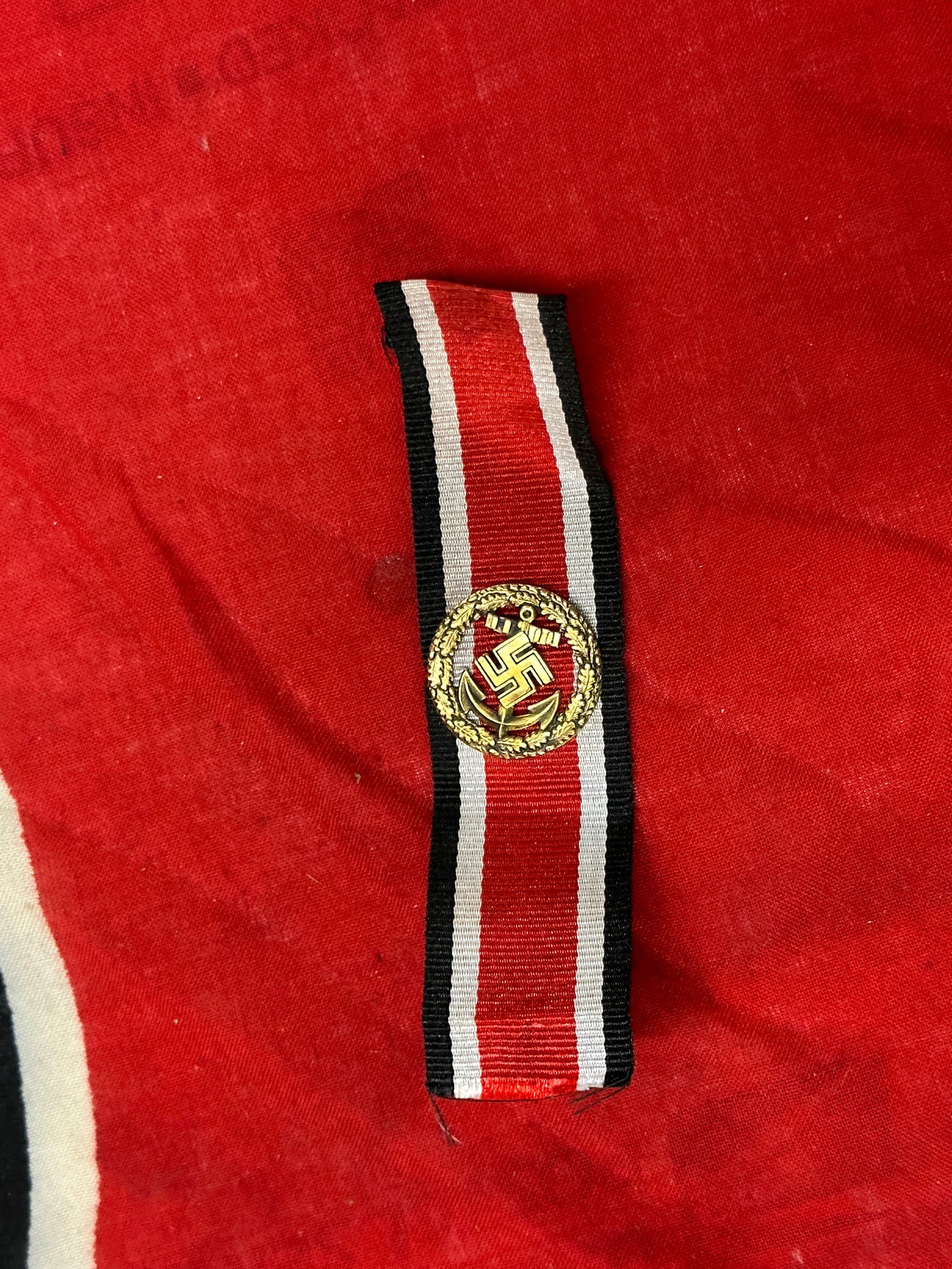 WW2 German The Honour Roll Clasp of the Kriegsmarine: WW2 German The Honour Roll Clasp of the Kriegsmarine. (Ehrentafelspange der Kriegsmarine). In February 1943, Admiral Karl Donitz instituted the Kriegsmarine version of the "Honour Roll" (Ehrenblatt de