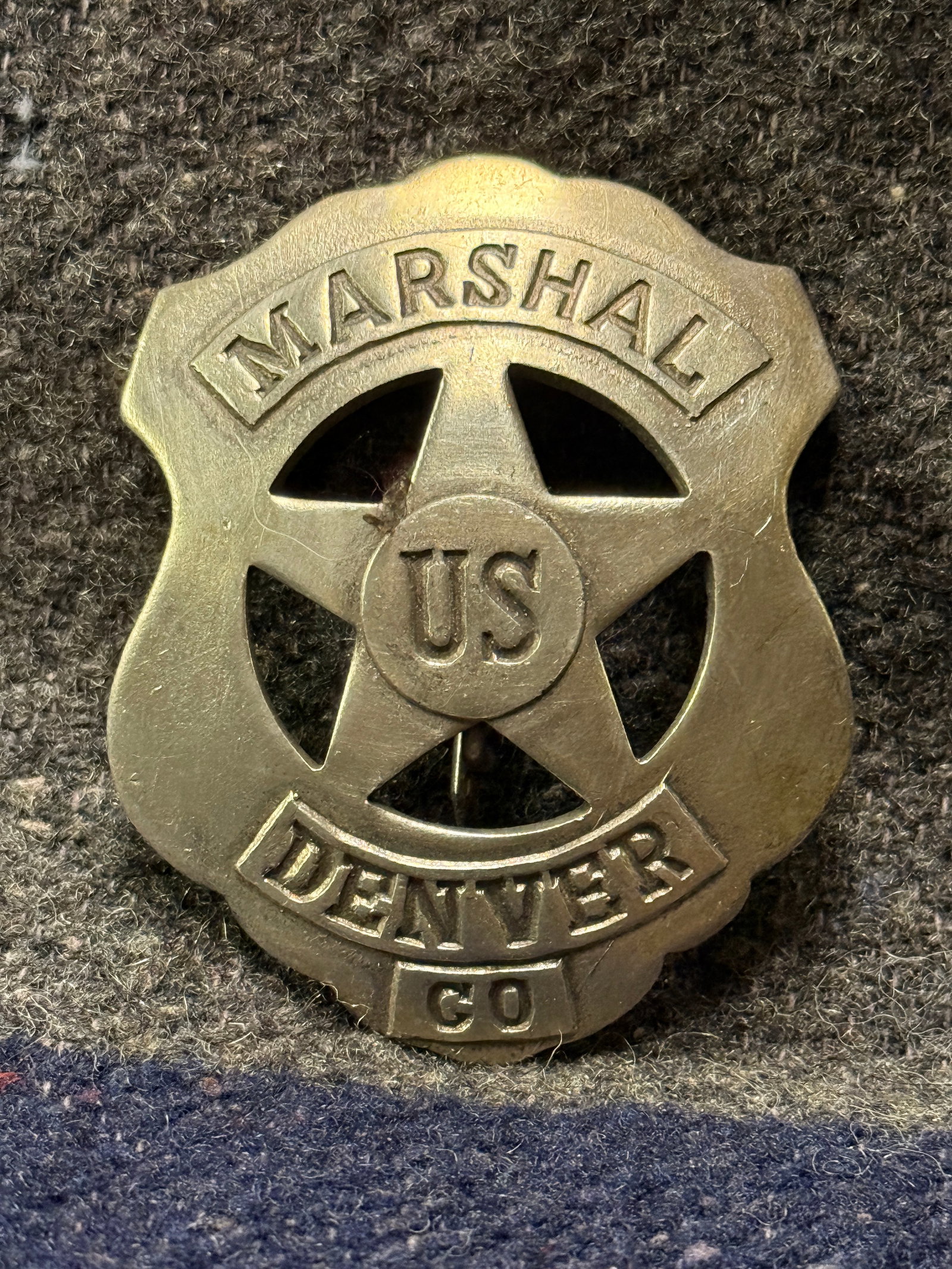 ANTIQUE 1800'S U.S. MARSHAL DENVER CO. BADGE: ANTIQUE 1800'S U.S. MARSHAL DENVER CO. BADGE. A RARE FIND. SHOWS GOOD WEAR AND USE WITH A BEAUTIFUL OVERALL PATINA. HAS A GREAT LOOK TO IT WITH AN EXCELLENT OVERALL EYE APPEAL. PLEASE VIEW ALL DETAILE