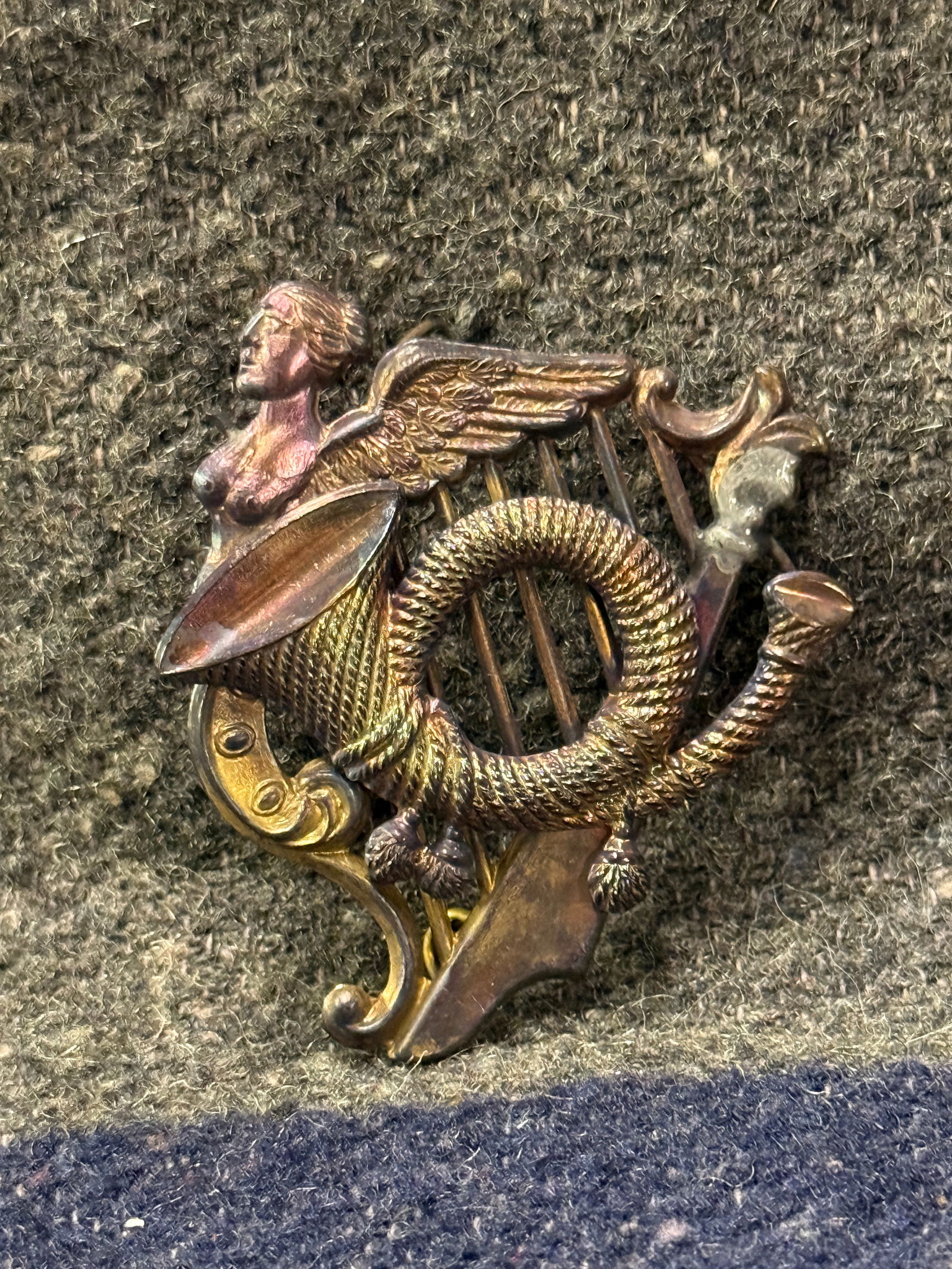 CIVIL WAR 69TH NY IRISH CORPS INFANTRY HARP BADGE INSIGNIA: CIVIL WAR 69TH NY IRISH CORPS INFANTRY HARP BADGE INSIGNIA. Shows good wear and use with a beautiful overall patina. Has a great look to it with an excellent overall eye appeal. Please view all detail