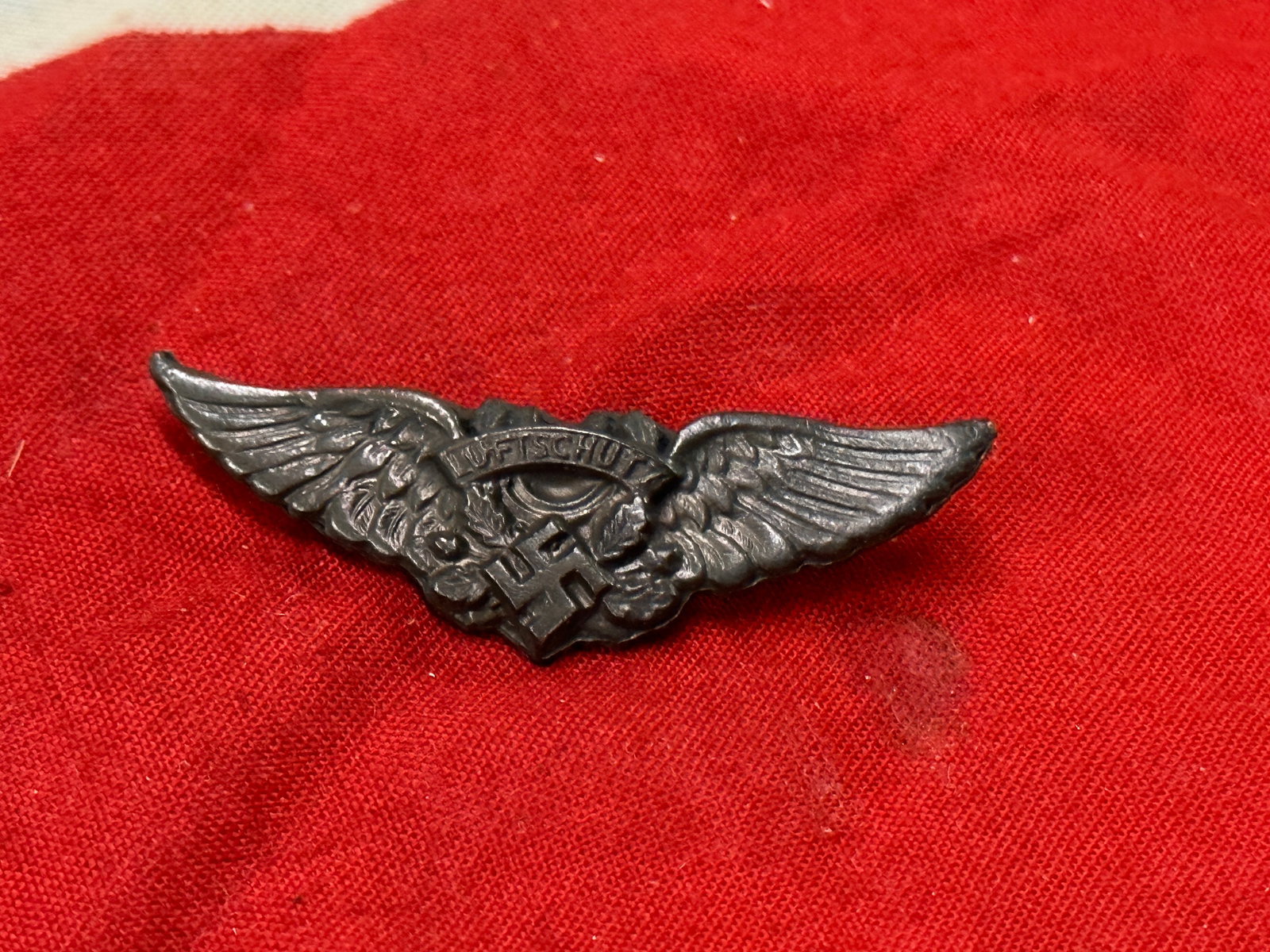 WW2 GERMAN LUFTSCHUTZ BADGE INSIGNIA: WW2 GERMAN LUFTSCHUTZ BADGE INSIGNIA. A RARE FIND. SHOWS GOOD WEAR AND USE WITH A BEAUTIFUL OVERALL PATINA. PLEASE VIEW ALL DETAILED PICTURES. A RARE EXAMPLE.