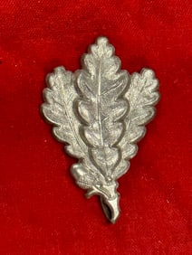 WWII GERMAN ARMY JAGER OAK LEAF CAP BADGE