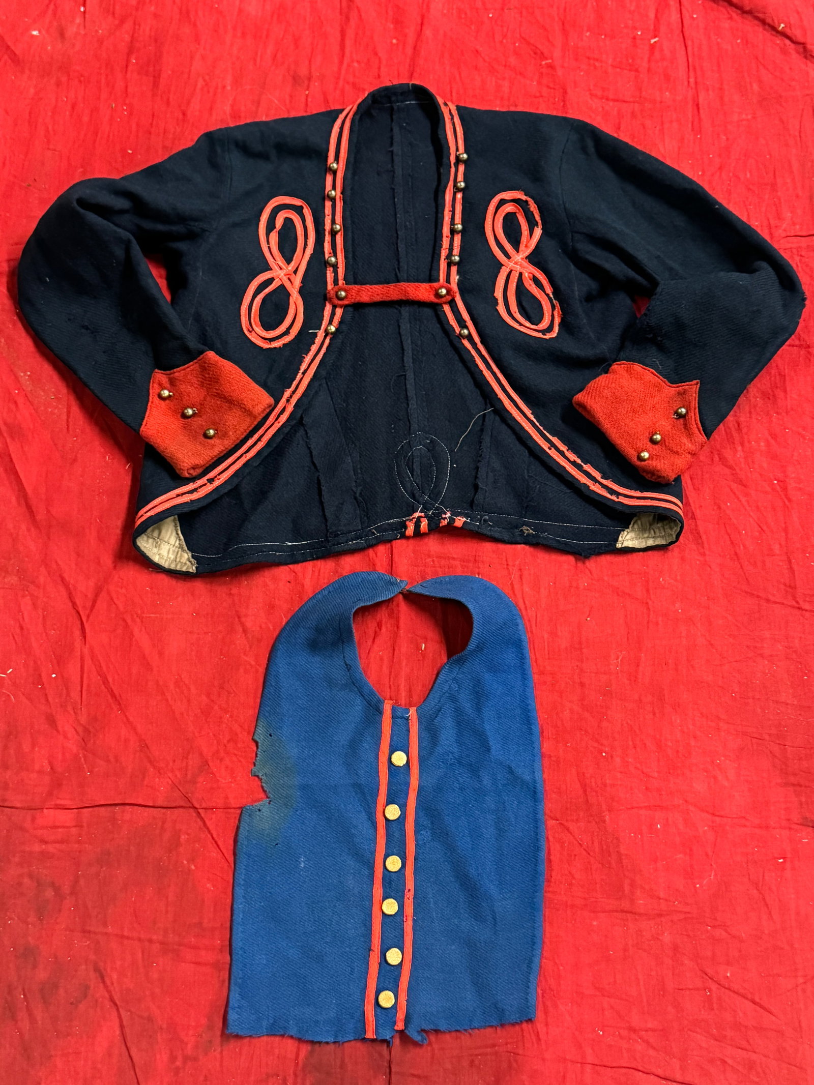 SCARCE CIVIL WAR UNION ZOUAVE CHILD'S JACKET COAT WITH VEST: SCARCE CIVIL WAR UNION ZOUAVE CHILD'S JACKET COAT WITH VEST. A VERY RARE FIND. HAS A GREAT LOOK TO IT WITH AN EXCELLENT OVERALL EYE APPEAL. SHOWS GOOD WEAR AND USE. PLEASE VIEW ALL DETAILED PICTURES. 