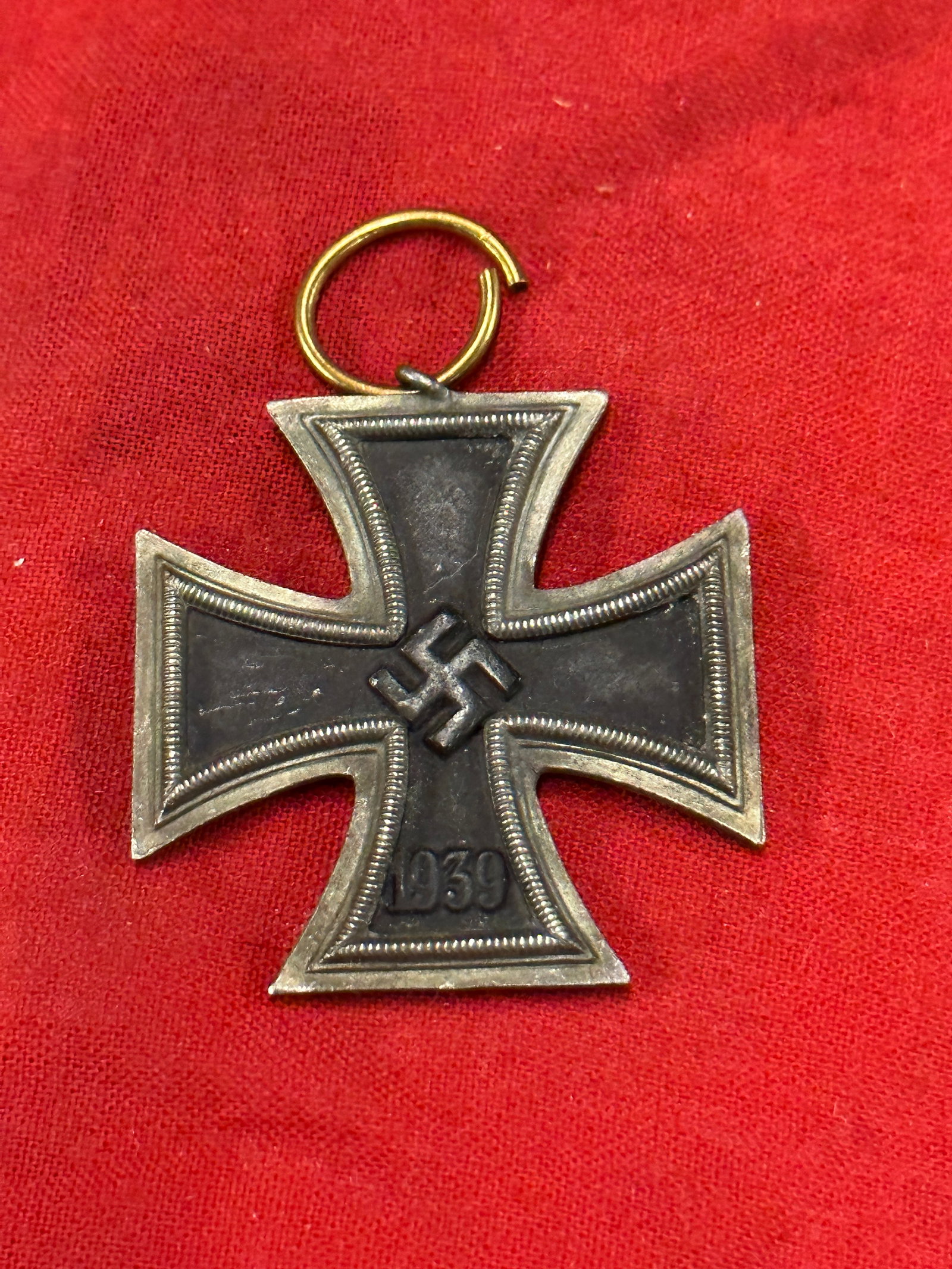 WW2 German Iron cross second class – Straight 9 variant: WW2 German Iron cross second class – Straight 9 variant. Very early three piece construction Ek2 1939 with tombac frame and iron core. Remains in average condition with the frame still nicely froste
