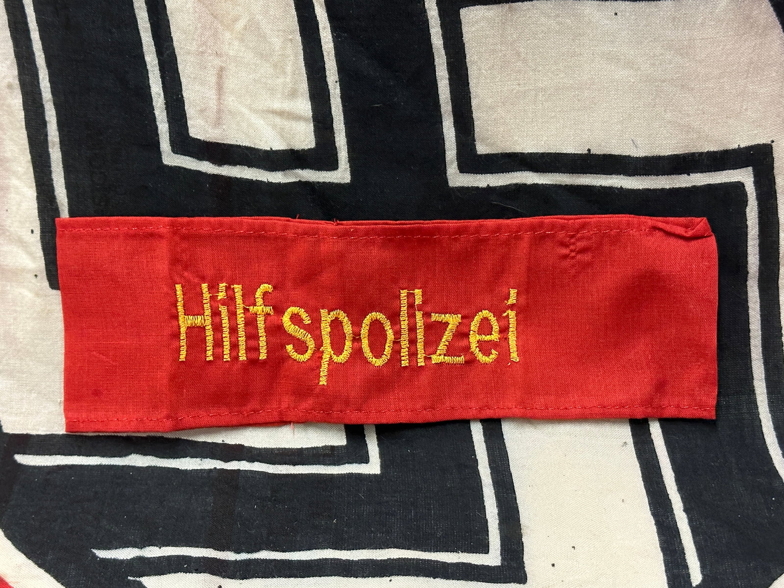 WW2 GERMAN HILFSPOLIZEI ARMBAND IN CLOTH: WW2 GERMAN HILFSPOLIZEI ARMBAND IN CLOTH. A SCARCE FIND. SHOWS GOOD WEAR AND USE WITH A BEAUTIFUL OVERALL PATINA. PLEASE VIEW ALL DETAILED PICTURES. A SCARCE FIND.