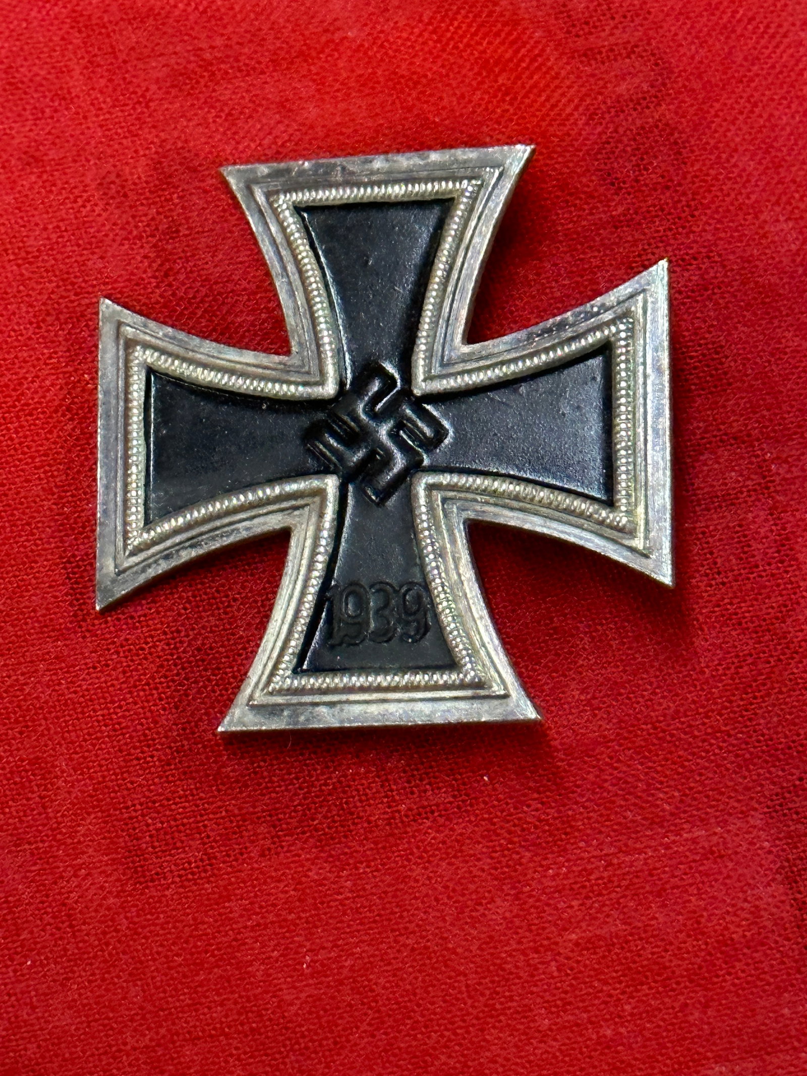 WW2 GERMAN 1939 IRON CROSS MEDAL MAKER MARKED ON LATCH: WW2 GERMAN 1939 IRON CROSS MEDAL MAKER MARKED ON LATCH. A VERY RARE FIND. SHOWS GOOD WEAR AND USE WITH A BEAUTIFUL OVERALL PATINA. PLEASE VIEW ALL DETAILED PICTURES. A SCARCE FIND.