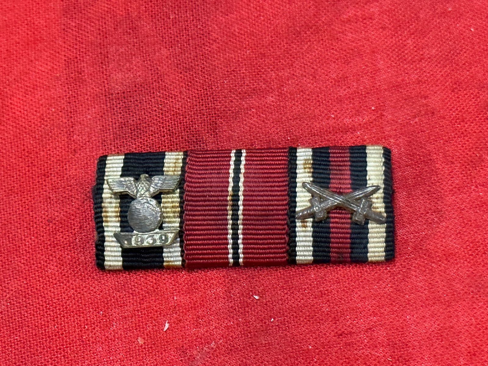 RARE WW2 GERMAN 1939 IRON CROSS CLASP MEDAL RIBBON BAR: RARE WW2 GERMAN 1939 IRON CROSS CLASP MEDAL RIBBON BAR. A VERY RARE FIND. SHOWS GOOD WEAR AND USE WITH A BEAUTIFUL OVERALL PATINA. PLEASE VIEW ALL DETAILED PICTURES. A SCARCE FIND.
