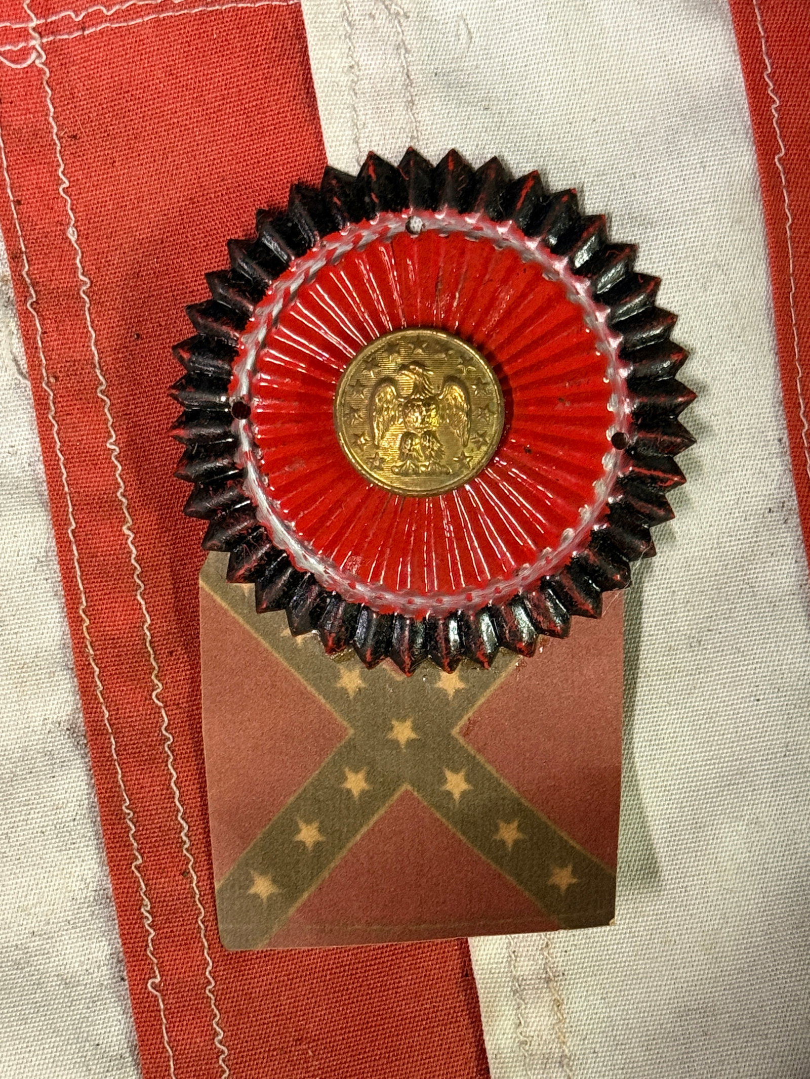 CIVIL WAR CONFEDERATE CSA STAFF OFFICER SLOUCH HAT SIDE COCKADE BADGE INSIGNIA: CIVIL WAR CONFEDERATE CSA STAFF OFFICER SLOUCH HAT SIDE COCKADE BADGE INSIGNIA. AN ULTRA RARE FIND THAT IS IN MINT OVERALL SHAPE AND CONDITION WITH A BEAUTIFUL OVERALL PATINA. SHOWS GOOD WEAR AND USE.