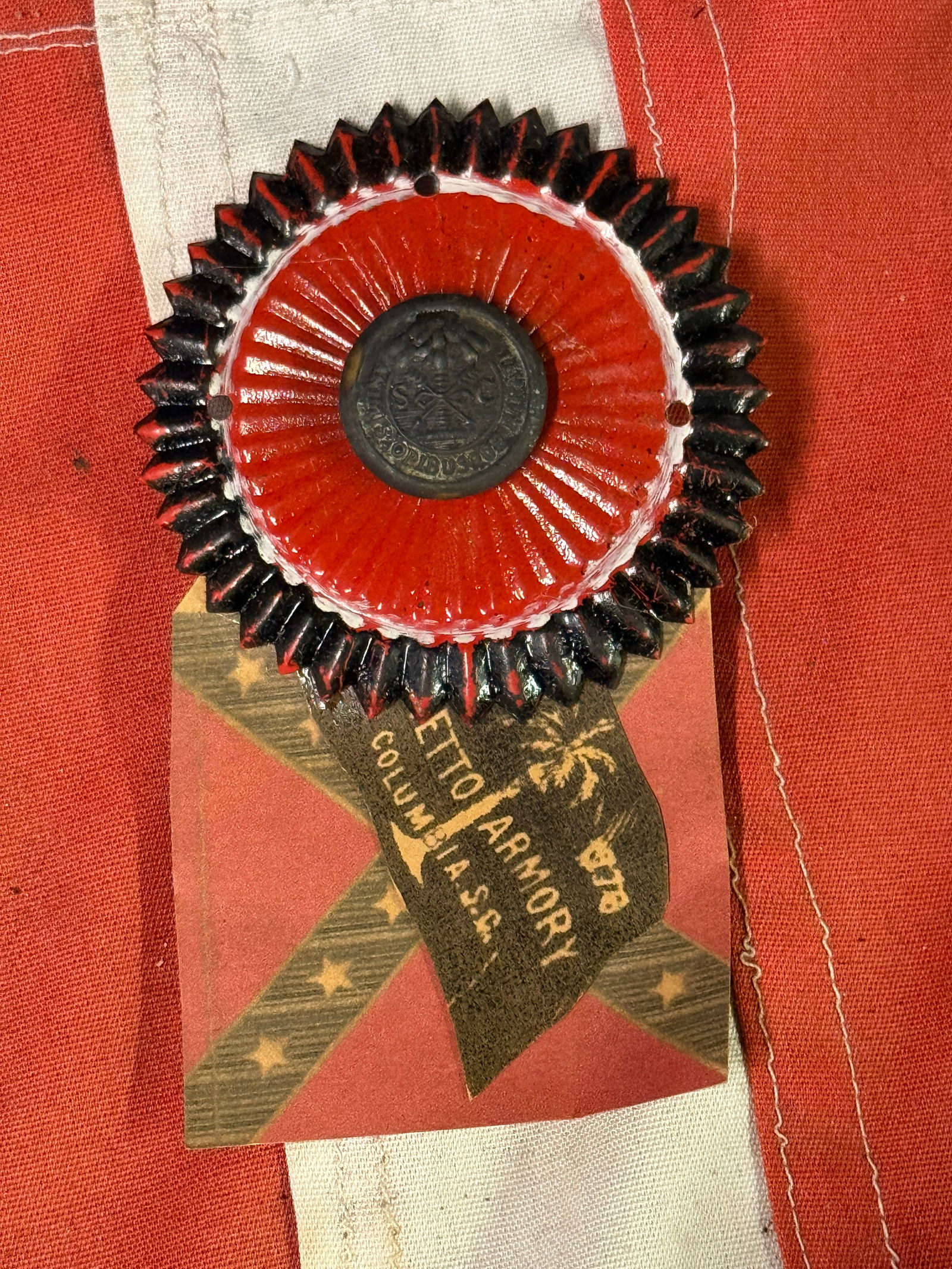 CIVIL WAR SOUTH CAROLINA PALMETTO ARMORY SLOUCH HAT SIDE SHAKO COCKADE BADGE INSIGNIA: CIVIL WAR SOUTH CAROLINA PALMETTO ARMORY SLOUCH HAT SIDE SHAKO COCKADE BADGE INSIGNIA. AN ULTRA RARE FIND THAT IS IN MINT OVERALL SHAPE AND CONDITION WITH A BEAUTIFUL OVERALL PATINA. SHOWS GOOD WEAR A