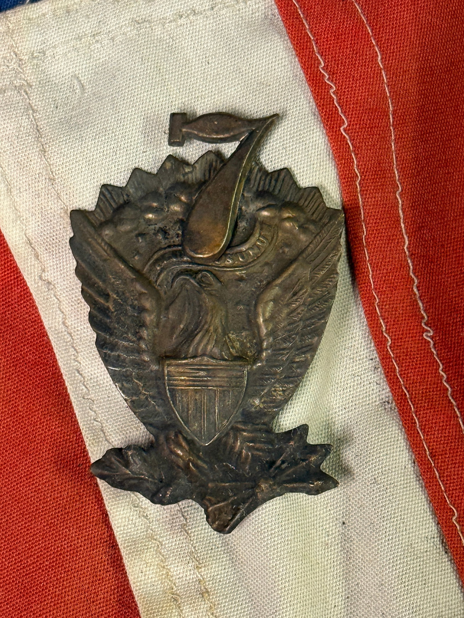 CIVIL WAR 7TH UNION HARDEE HAT SIDE EAGLE BADGE INSIGNIA: CIVIL WAR 7TH UNION HARDEE HAT SIDE EAGLE BADGE INSIGNIA. AN ULTRA RARE FIND THAT IS IN MINT OVERALL SHAPE AND CONDITION WITH A BEAUTIFUL OVERALL PATINA. SHOWS GOOD WEAR AND USE. PLEASE VIEW ALL DETAI