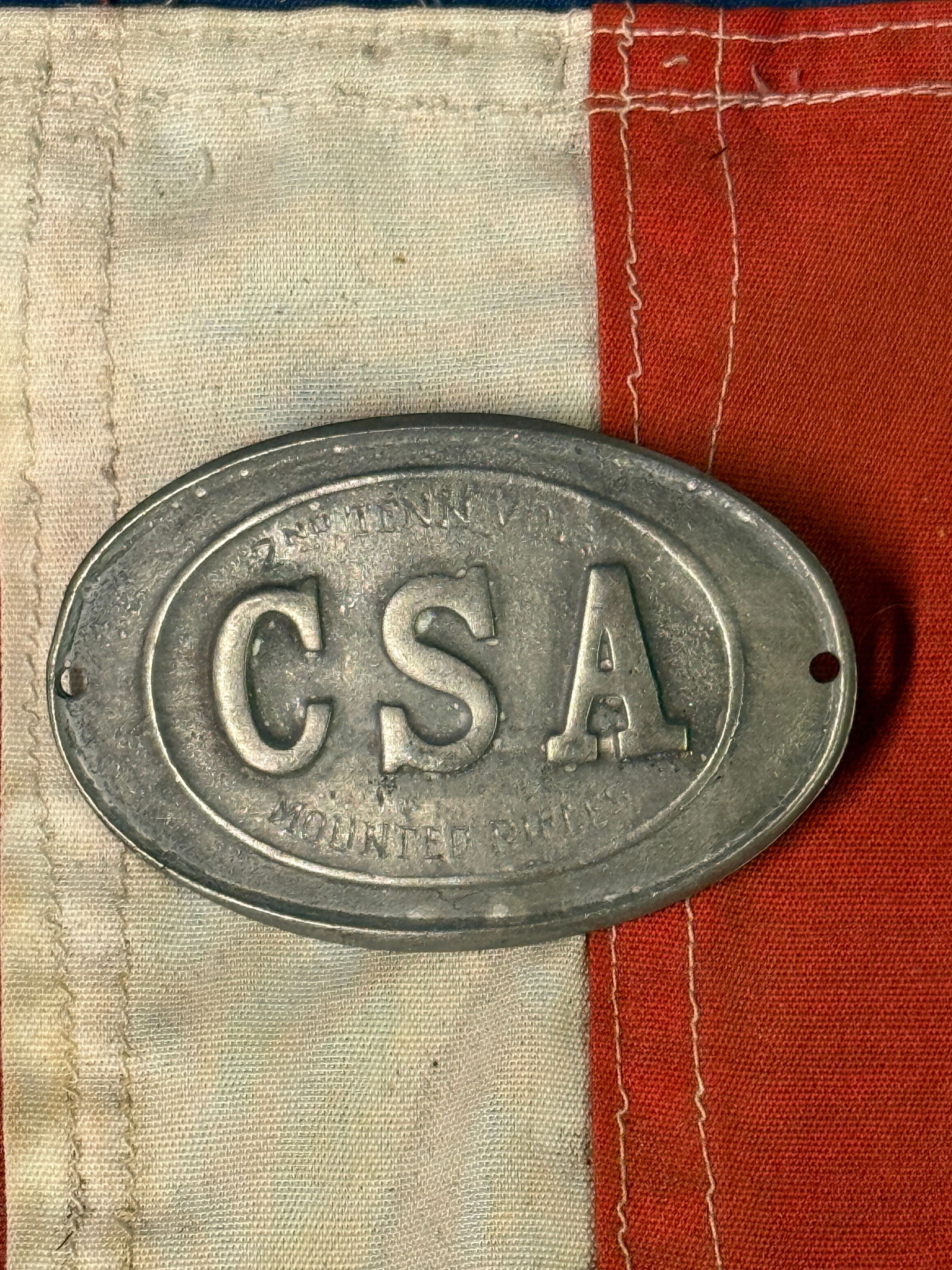 CIVIL WAR 1862 2ND TENNESSEE VOLS. MOUNTED RIFLES PLATE: CIVIL WAR 1862 2ND TENNESSEE VOLS. MOUNTED RIFLES PLATE. AN ULTRA RARE FIND THAT IS IN MINT OVERALL SHAPE AND CONDITION WITH A BEAUTIFUL OVERALL PATINA. SHOWS GOOD WEAR AND USE. PLEASE VIEW ALL DETAIL