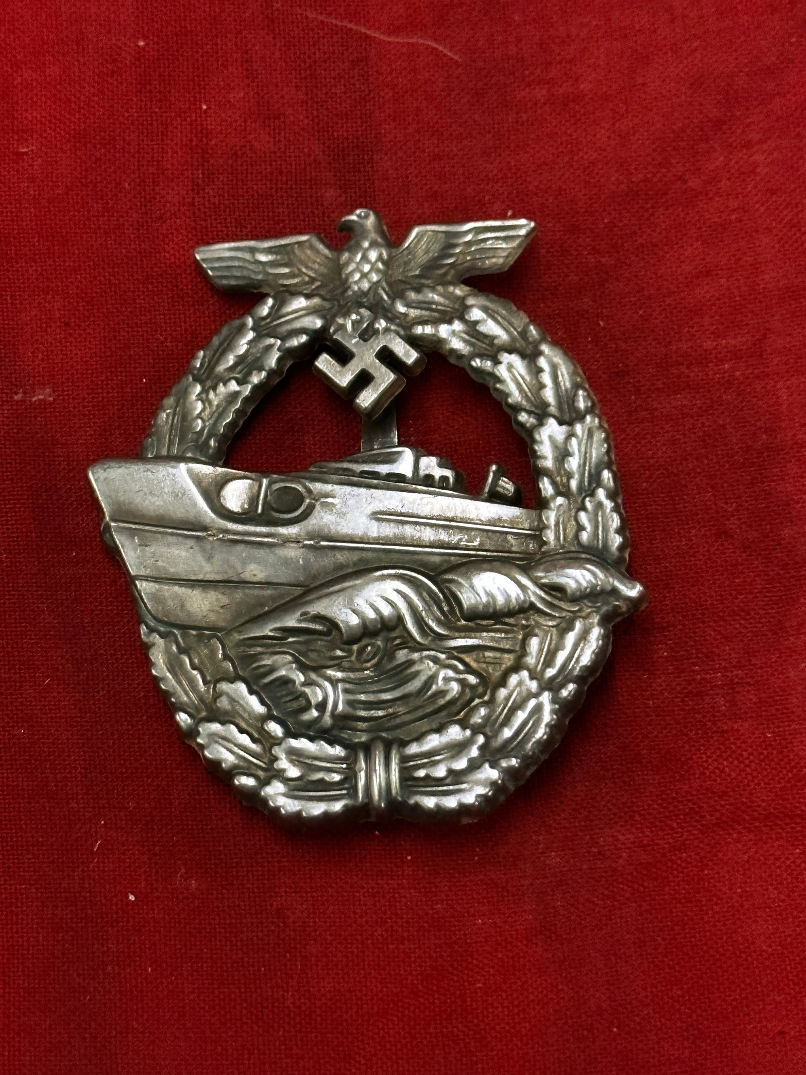 WW2 German Kriegsmarine 2nd Pattern E-Boat (Schnellboote) War Badge by Schwerin Berlin: WW2 German Kriegsmarine 2nd Pattern E-Boat (Schnellboote) War Badge by Schwerin Berlin, being a good example, however the original gilt wash finish has worn off but the silvered finish to the S boat r