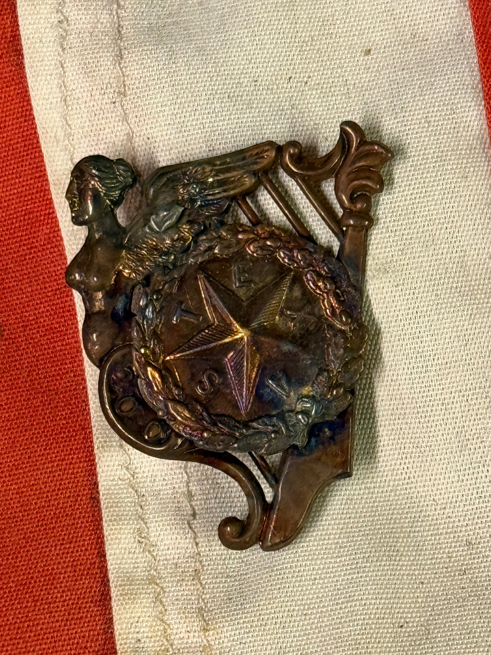 CIVIL WAR CONFEDERATE CSA TEXAS REBEL IRISH BRIGADE HEADGEAR BADGE INSIGNIA: CIVIL WAR CONFEDERATE CSA TEXAS REBEL IRISH BRIGADE HEADGEAR BADGE INSIGNIA. AN ULTRA RARE FIND THAT IS IN MINT OVERALL SHAPE AND CONDITION WITH A BEAUTIFUL OVERALL PATINA. SHOWS GOOD WEAR AND USE. PL