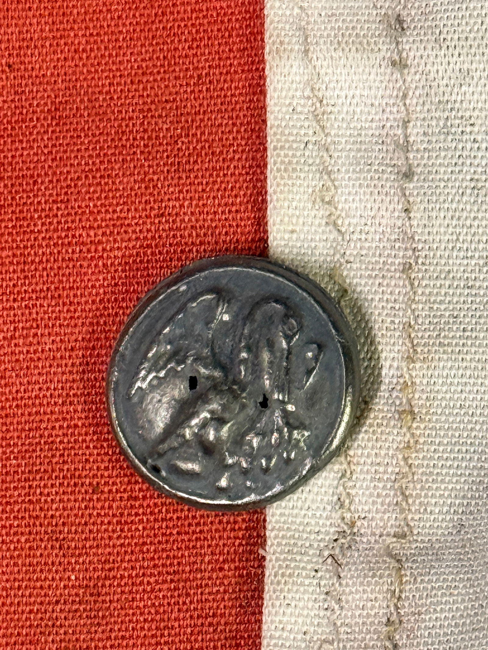 CIVIL WAR CONFEDERATE LOUISIANA PELICAN COAT BUTTON: CIVIL WAR CONFEDERATE LOUISIANA PELICAN COAT BUTTON. AN ULTRA RARE FIND THAT IS IN MINT OVERALL SHAPE AND CONDITION WITH A BEAUTIFUL OVERALL PATINA. SHOWS GOOD WEAR AND USE. PLEASE VIEW ALL DETAILED P
