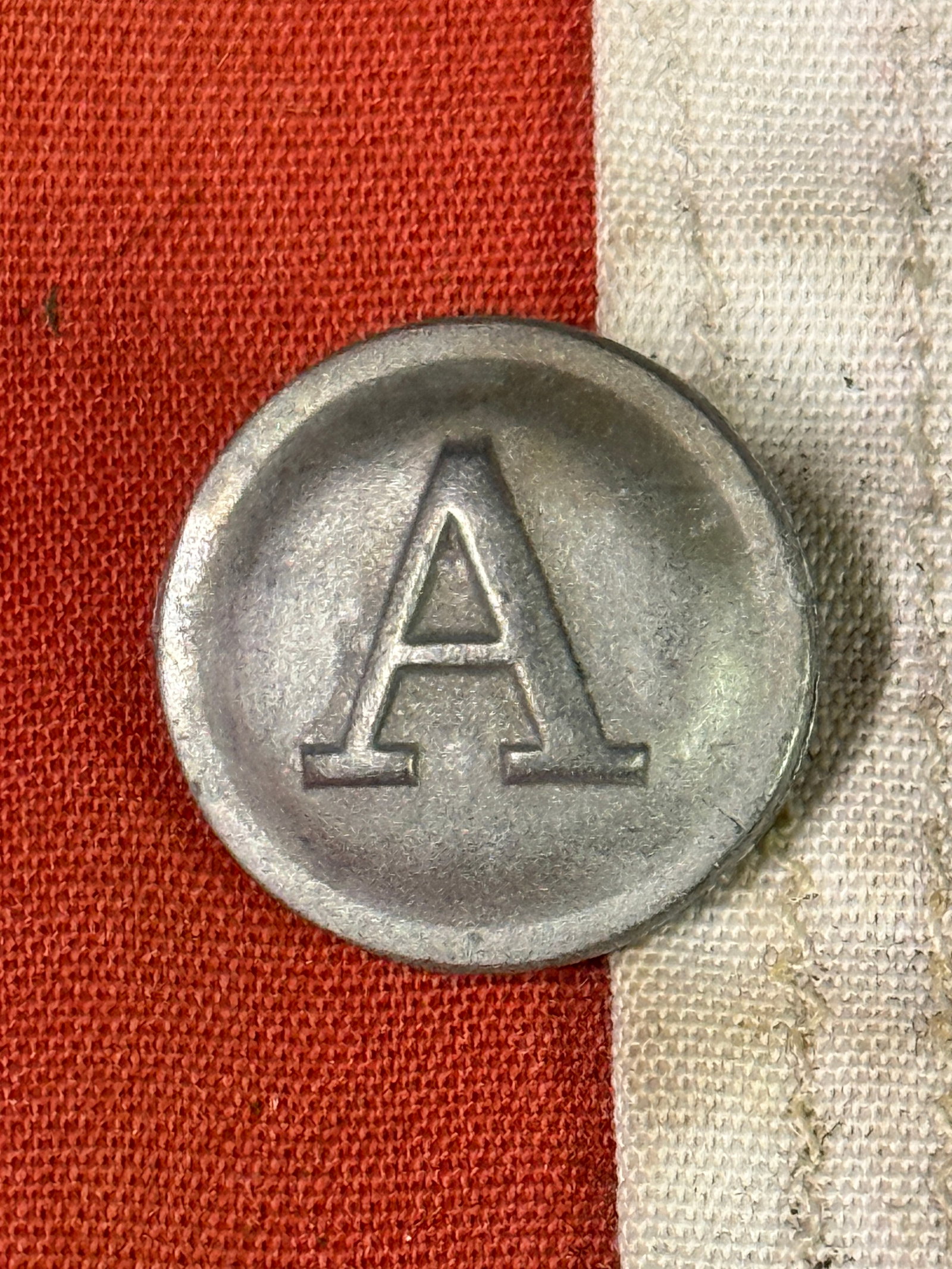 CIVIL WAR CONFEDERATE CSA ARTILLERY "A" COAT BUTTON: CIVIL WAR CONFEDERATE CSA ARTILLERY "A" COAT BUTTON. AN ULTRA RARE FIND THAT IS IN MINT OVERALL SHAPE AND CONDITION WITH A BEAUTIFUL OVERALL PATINA. SHOWS GOOD WEAR AND USE. PLEASE VIEW ALL DETAILED P