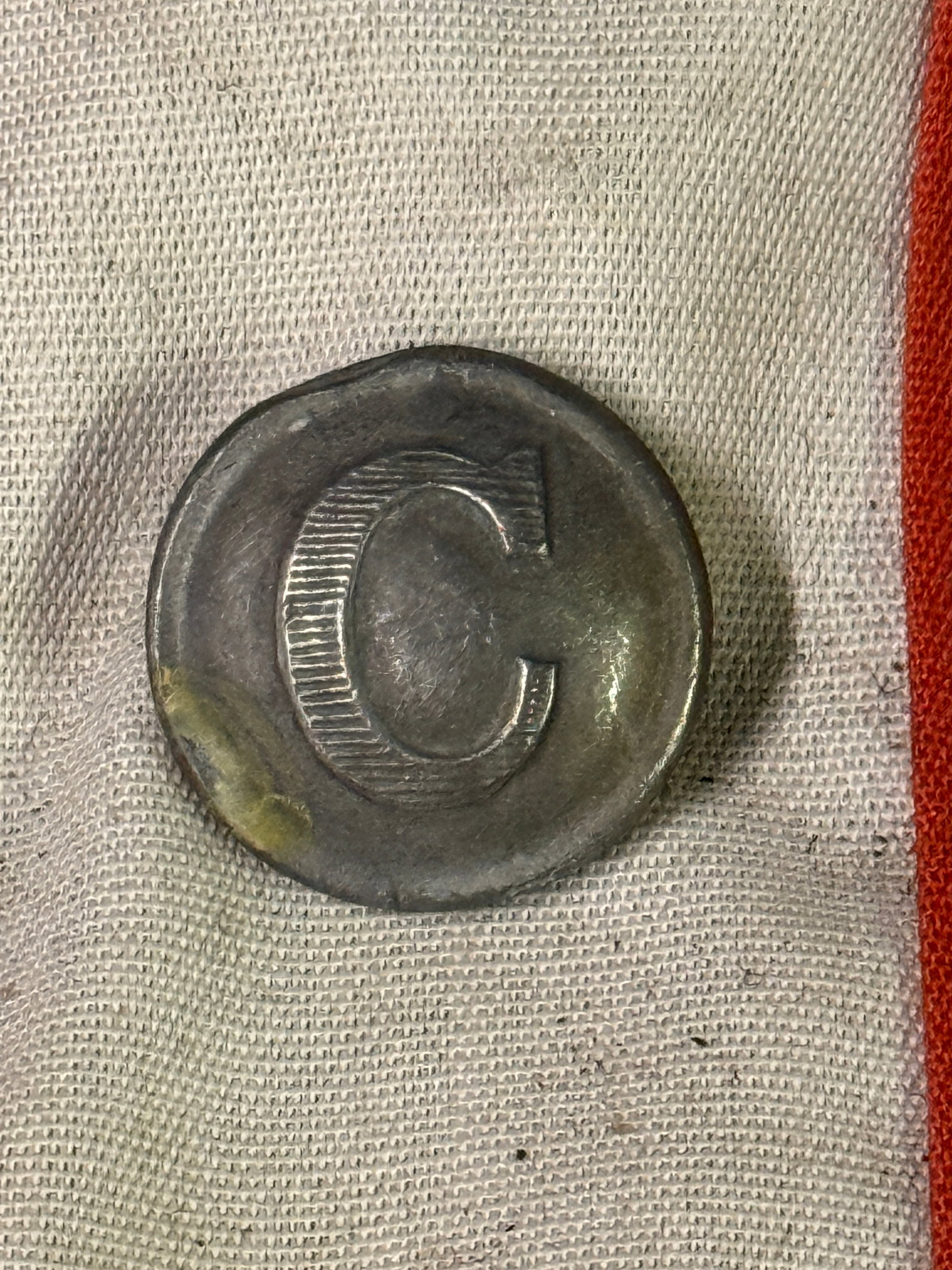 CIVIL WAR CONFEDERATE CSA CAVALRY "C" BUTTON: CIVIL WAR CONFEDERATE CSA CAVALRY "C" BUTTON. AN ULTRA RARE FIND THAT IS IN MINT OVERALL SHAPE AND CONDITION WITH A BEAUTIFUL OVERALL PATINA. SHOWS GOOD WEAR AND USE. PLEASE VIEW ALL DETAILED PICTURES