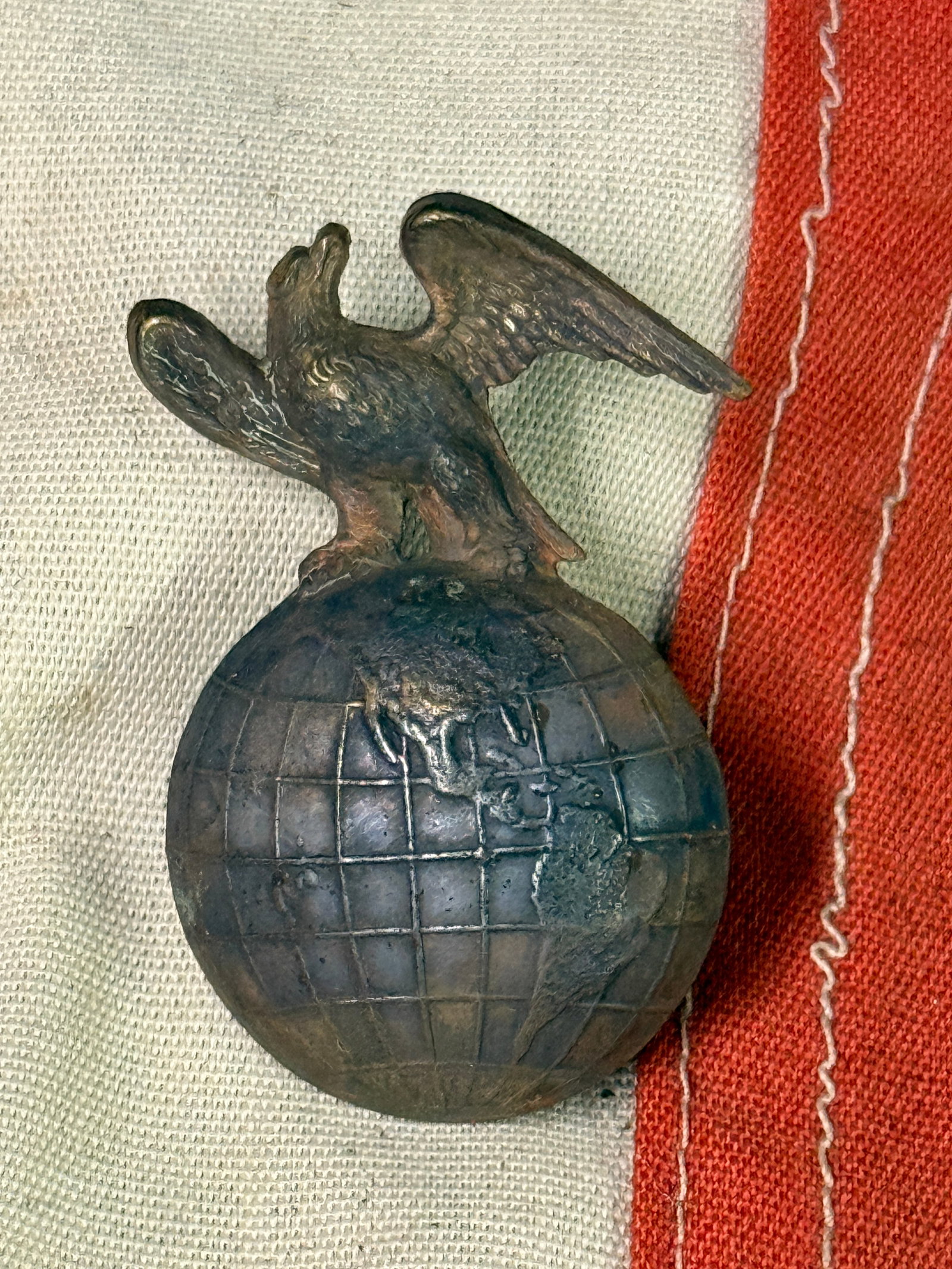 INDIAN WARS U.S.M.C. 1869-72 MARINES KEPI, HAT, CAP GLOBE INSIGNIA: INDIAN WARS U.S.M.C. 1869-72 MARINES KEPI, HAT, CAP GLOBE INSIGNIA. AN ULTRA RARE FIND THAT IS IN MINT OVERALL SHAPE AND CONDITION WITH A BEAUTIFUL OVERALL PATINA. SHOWS GOOD WEAR AND USE. PLEASE VIEW